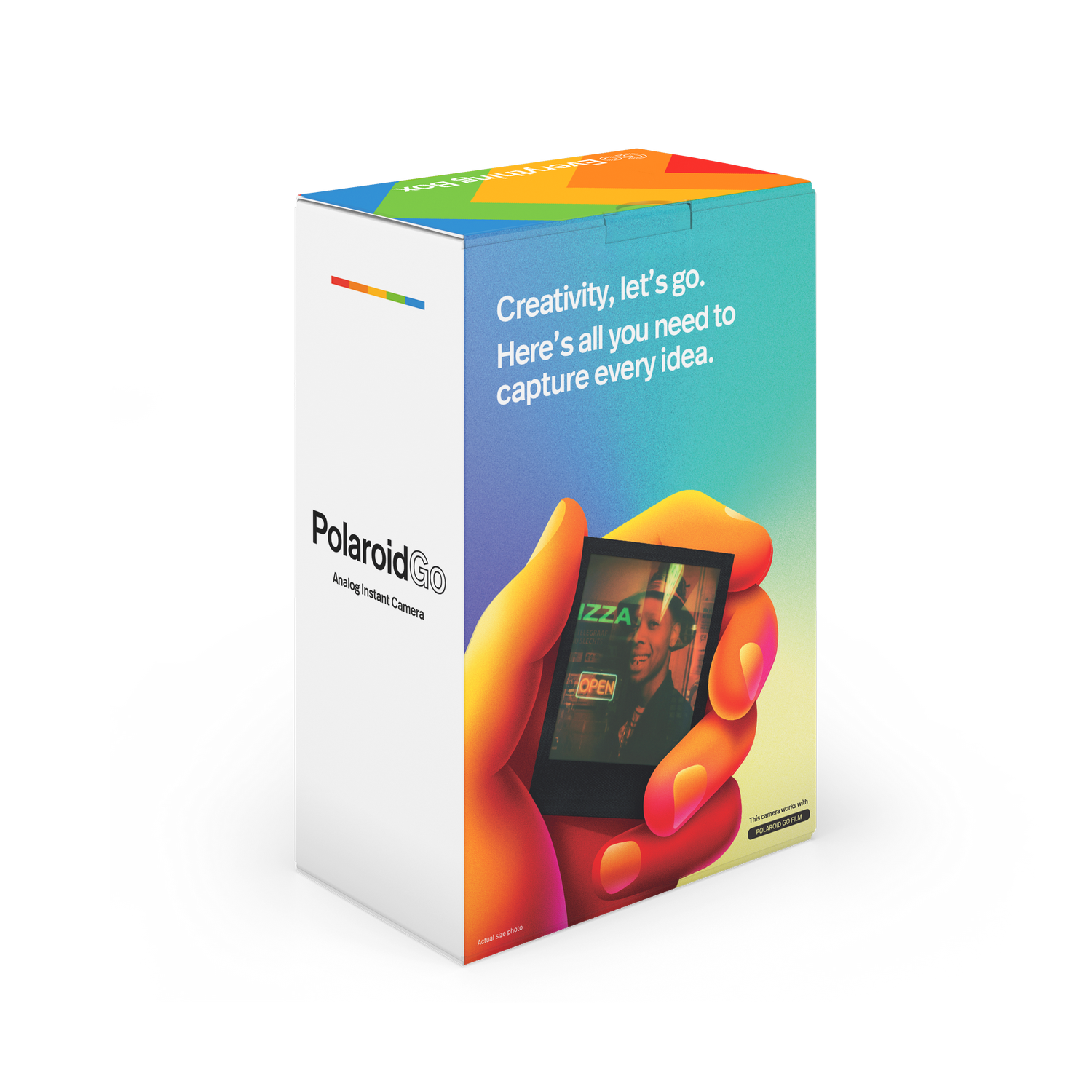 Eine Polaroid Go-Box mit einem Foto in einer Hand. Sie zeigt einen Regenbogen und Text: 'Creativity, let's go'.