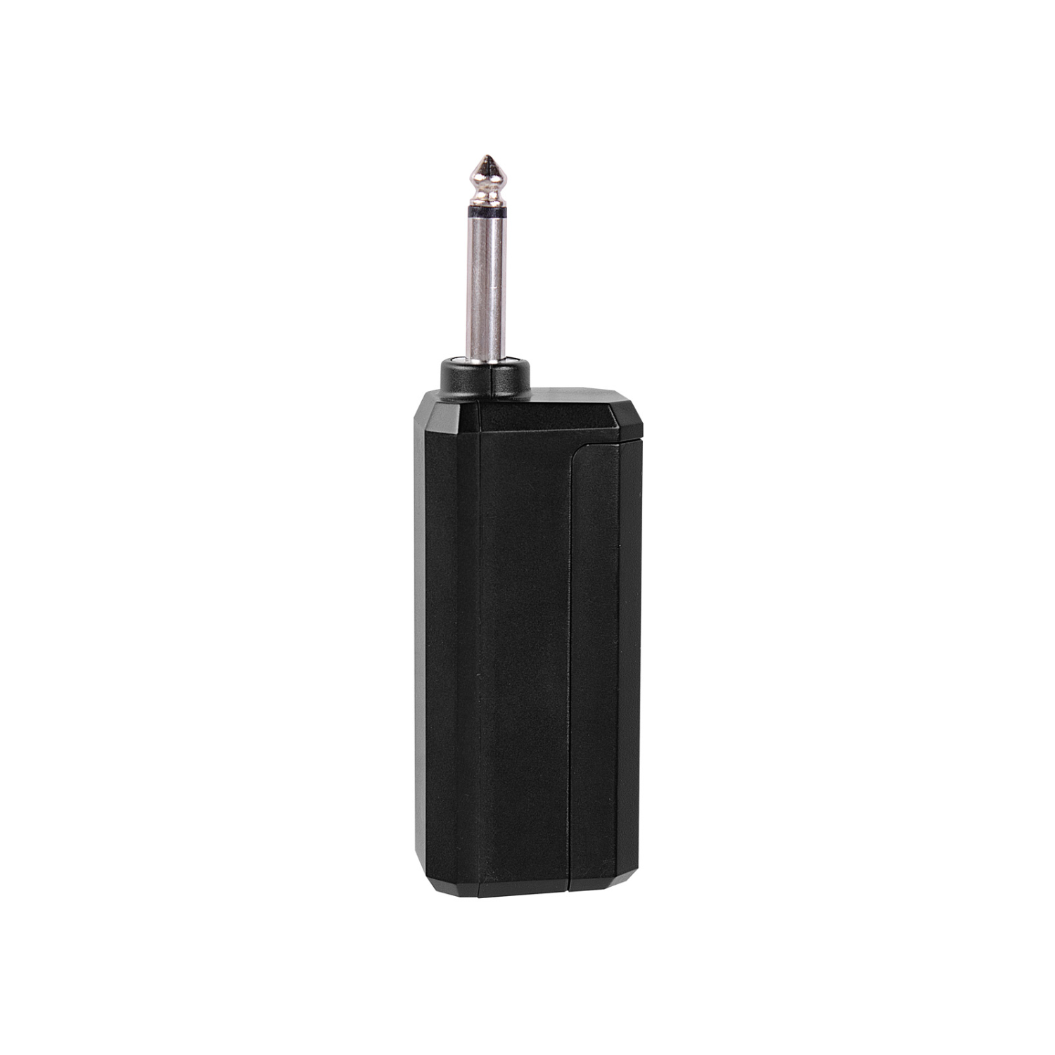 Adattatore jack audio nero con punta argentata, verticale su sfondo bianco.