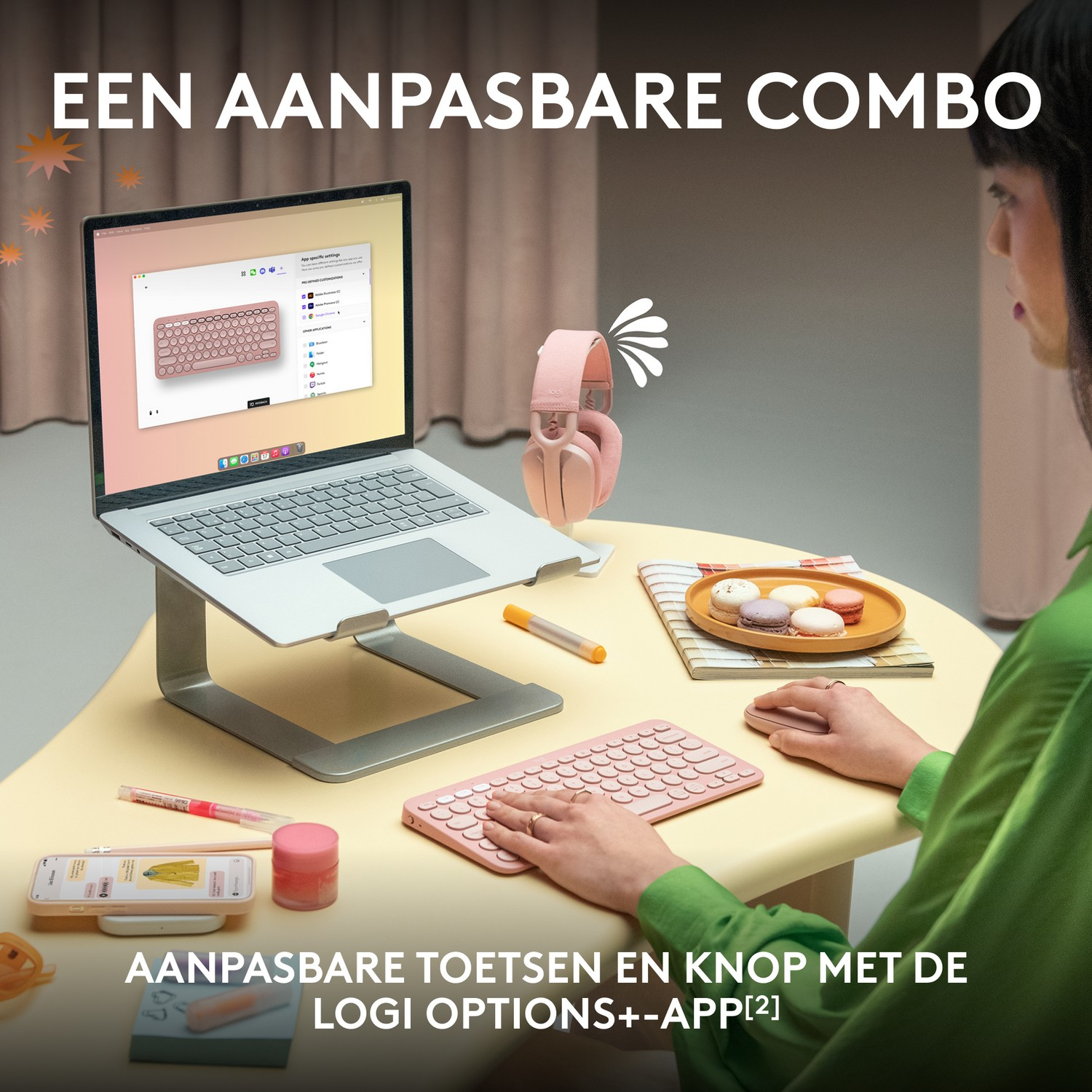 Kobieta używająca różowej klawiatury i myszy na podstawce pod laptopa. Inne przedmioty na stole.