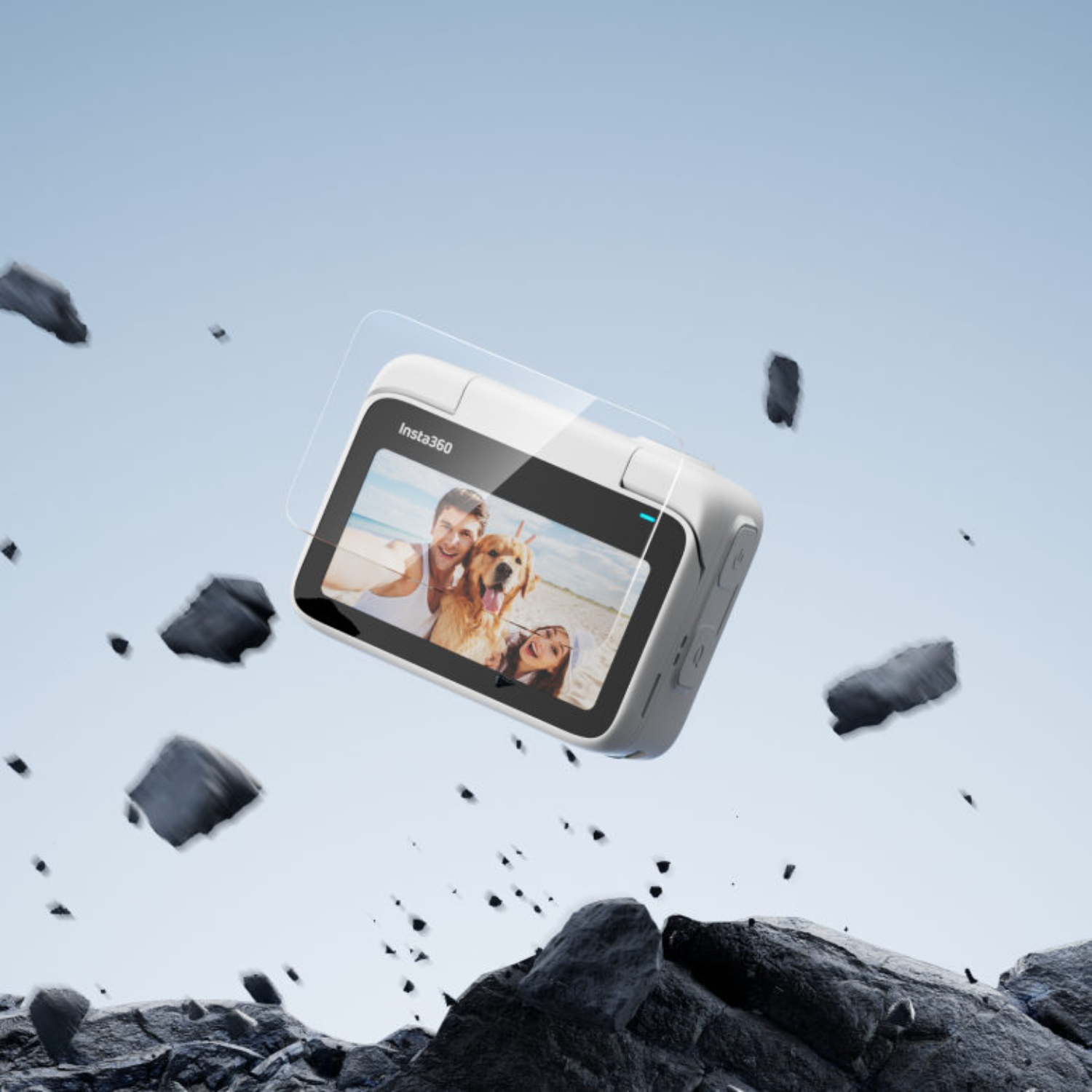 Kamera Insta360 unosząca się w powietrzu, z rodziną na ekranie.