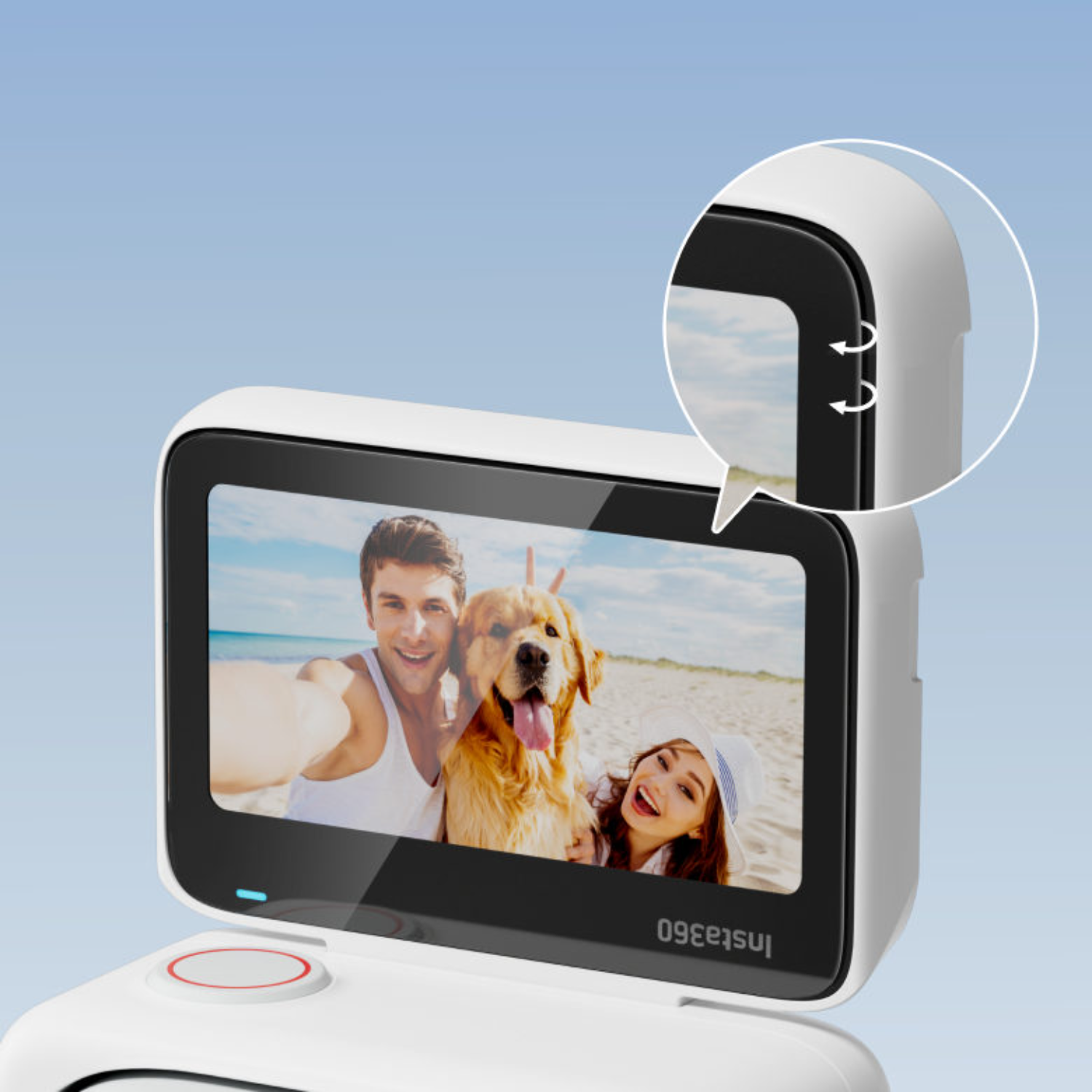 Kamera Insta360 wyświetlająca zdjęcie pary i psa na plaży, z niebieskim niebem.