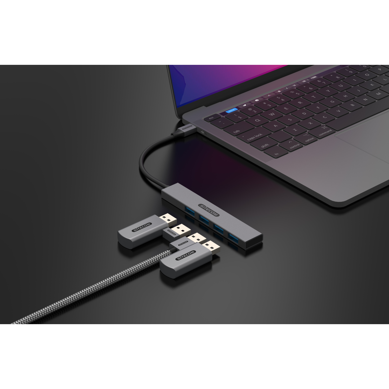 Laptop mit Hub und USB-Geräten verbunden.