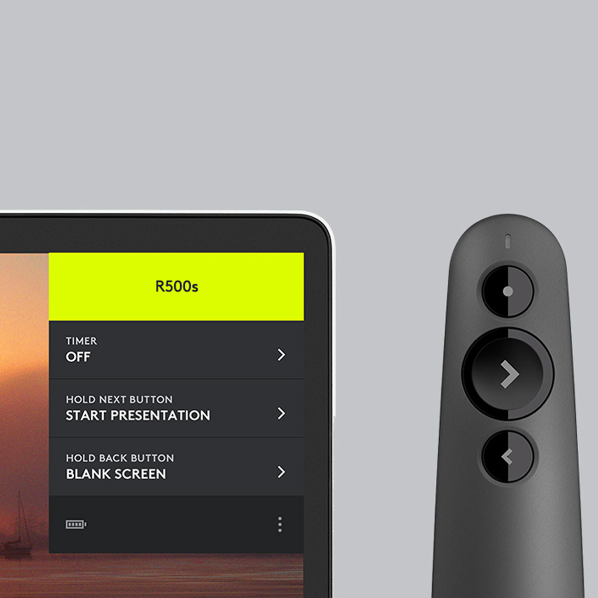 Tablet z kontrolerem prezentacji. Kontroler ma przyciski i czarny design.