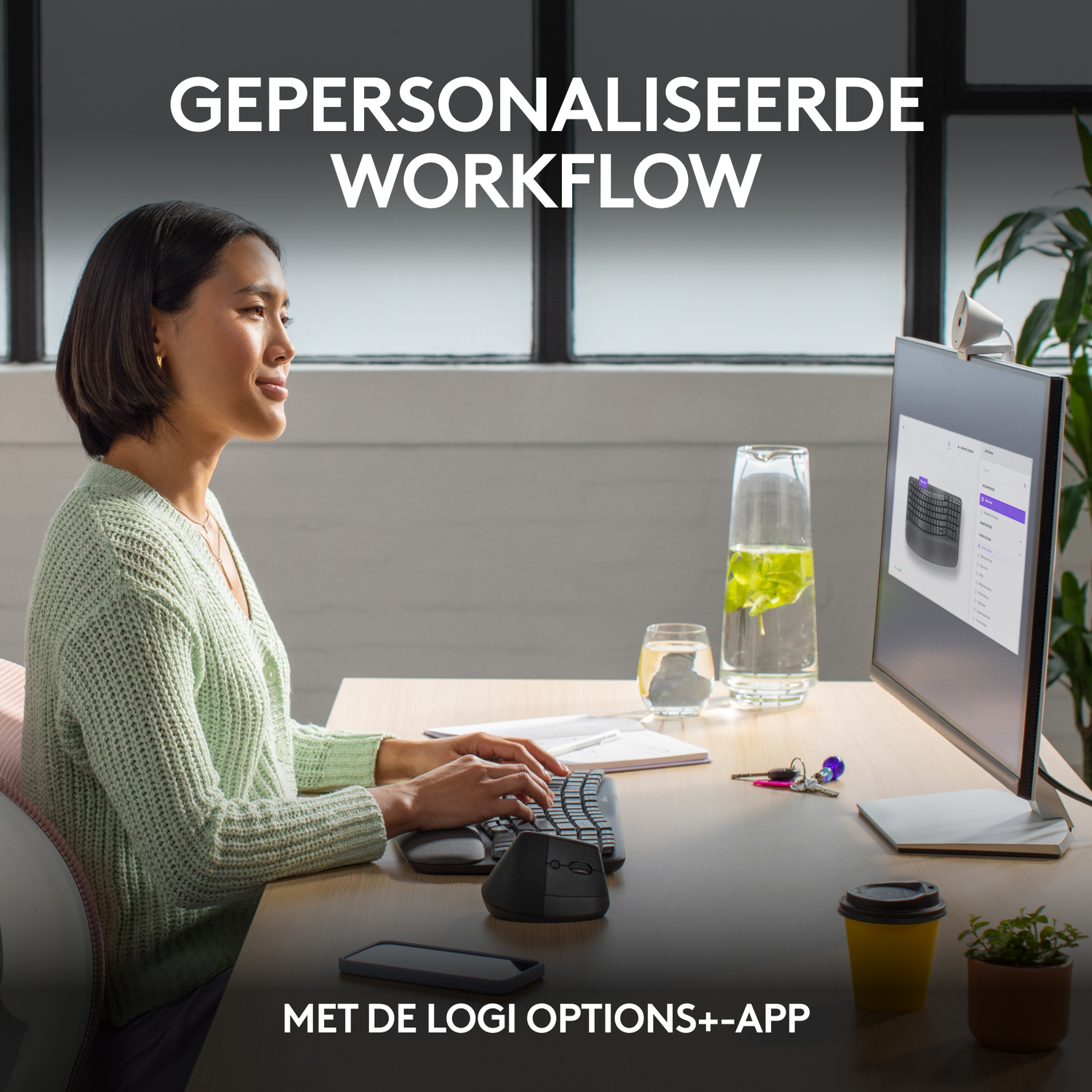 Kobieta pisząca na klawiaturze przed monitorem, z myszą.