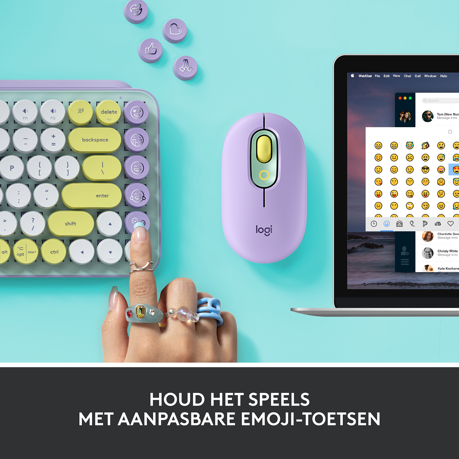Tastiera e mouse. La tastiera ha tasti emoji. Il mouse è viola. Il laptop mostra la chat emoji. Entrambi su fondo blu.