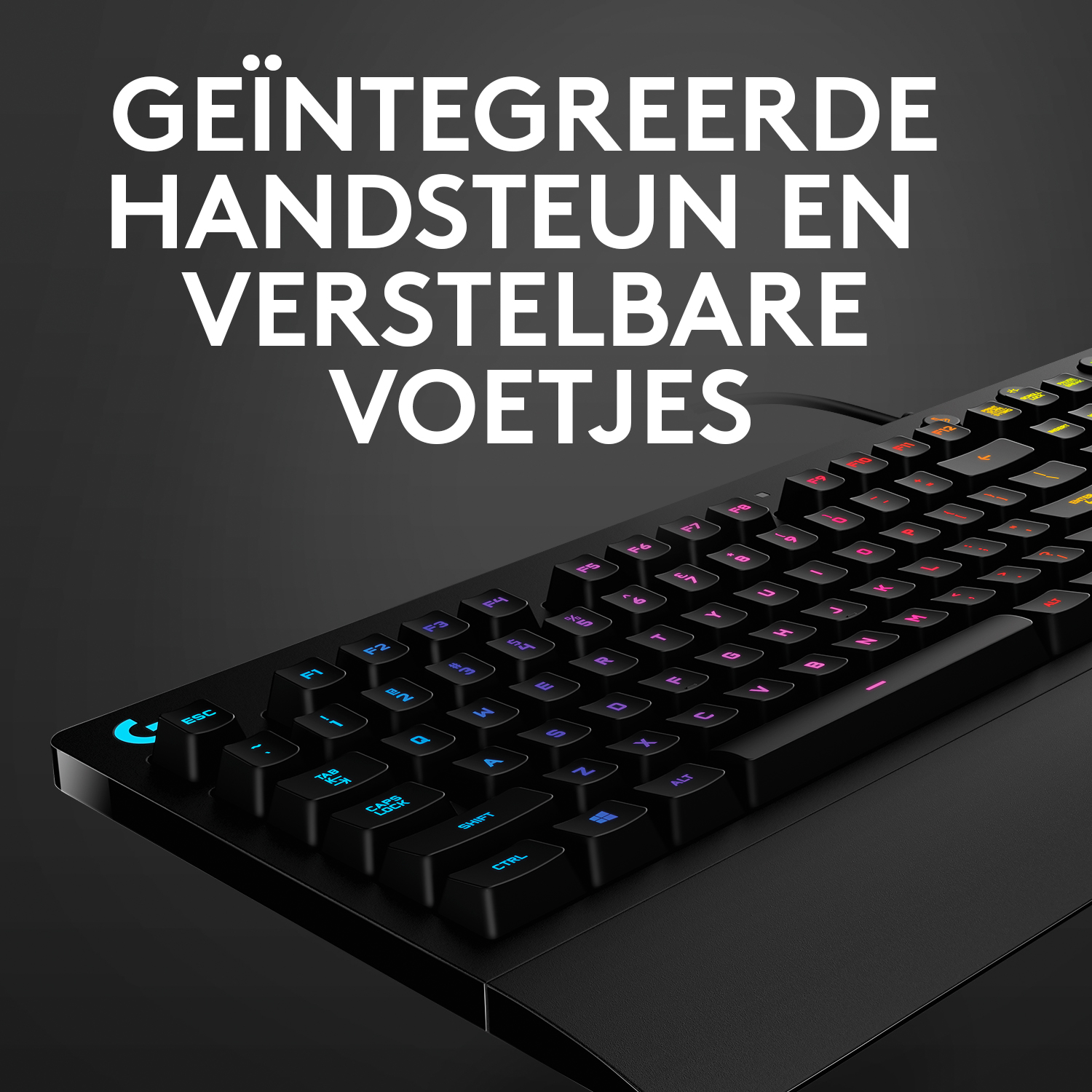 Zwart toetsenbord met geïntegreerde polssteun en RGB-verlichting.