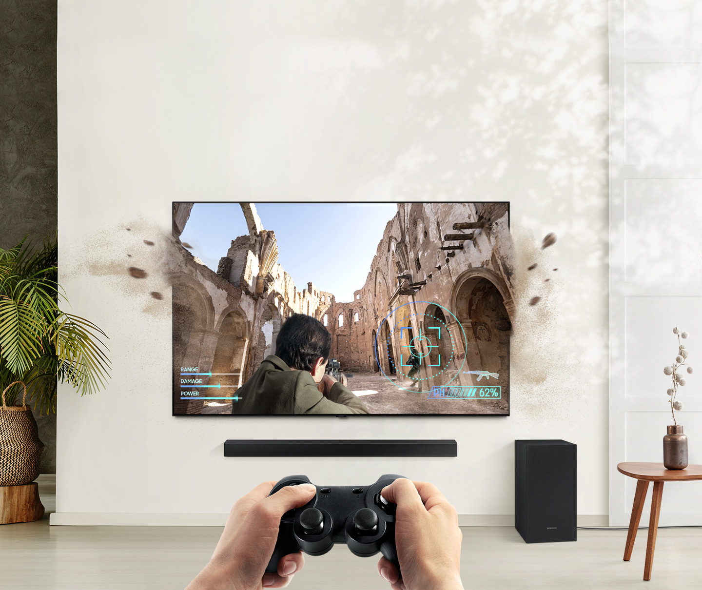 Personne tenant une manette, jouant à un jeu sur une grande TV avec barre de son et caisson de basses.