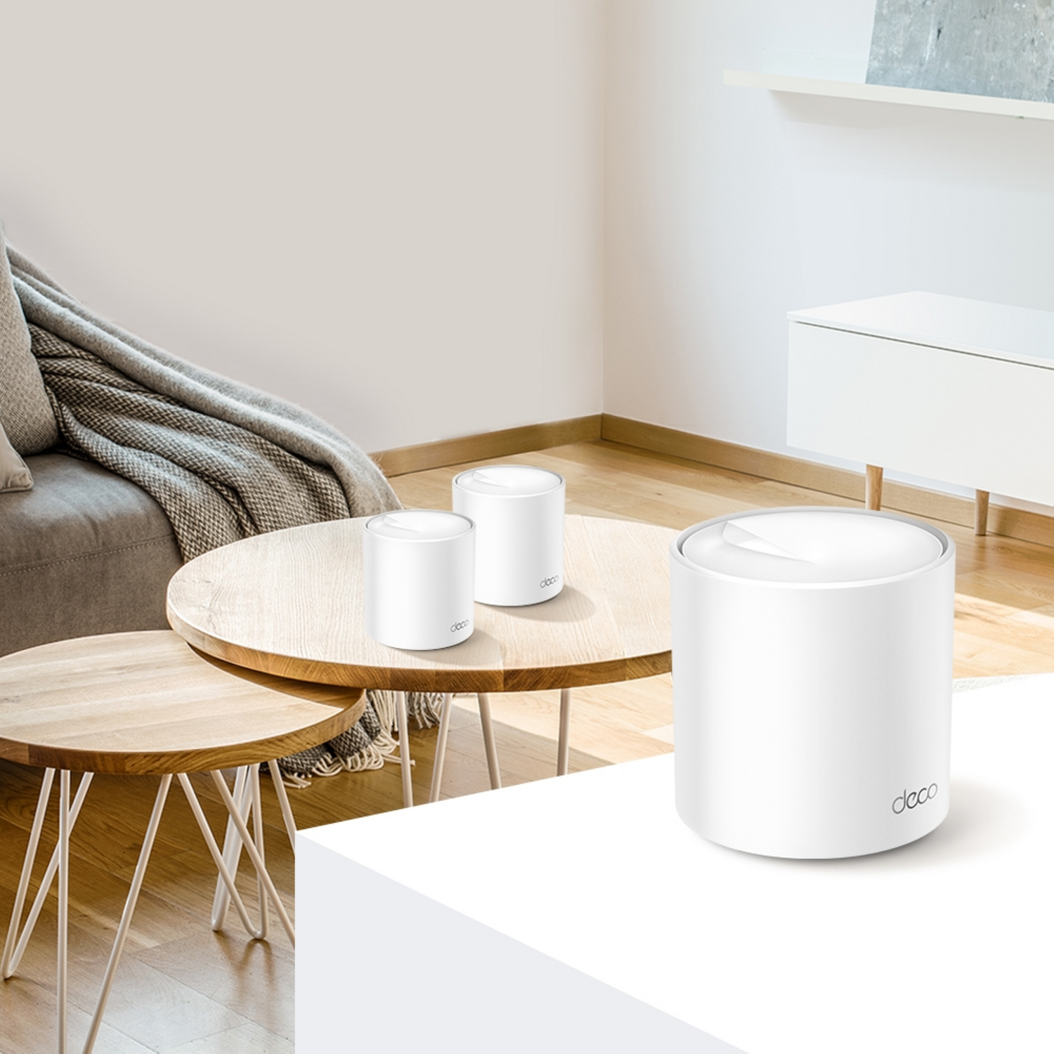 Weiße Deco-Mesh-WLAN-Geräte auf Holztischen. Wohnzimmer-Einstellung. Weißer Hintergrund.