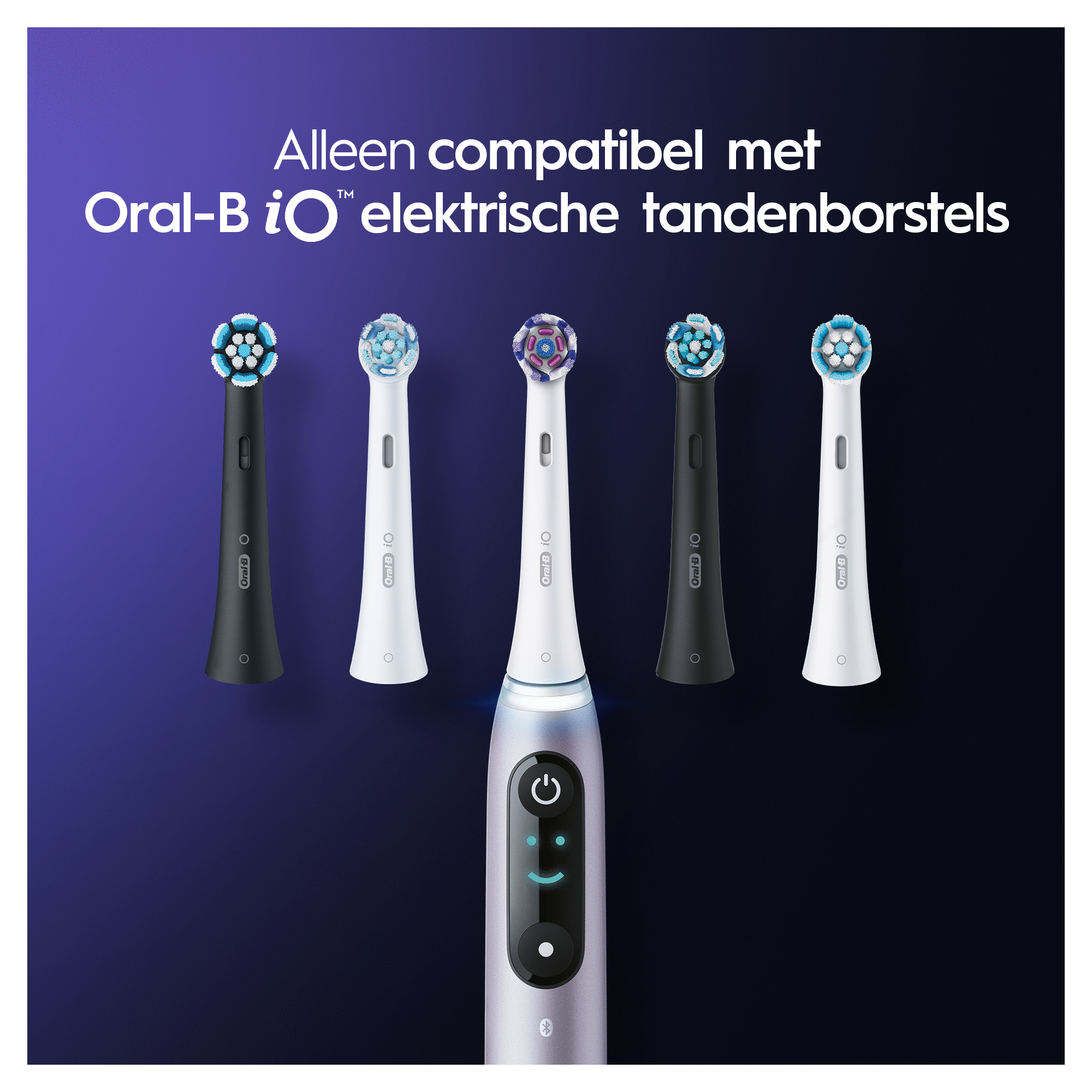 Pięć głowic do szczoteczki elektrycznej Oral-B iO i uchwyt szczoteczki na ciemnym tle.