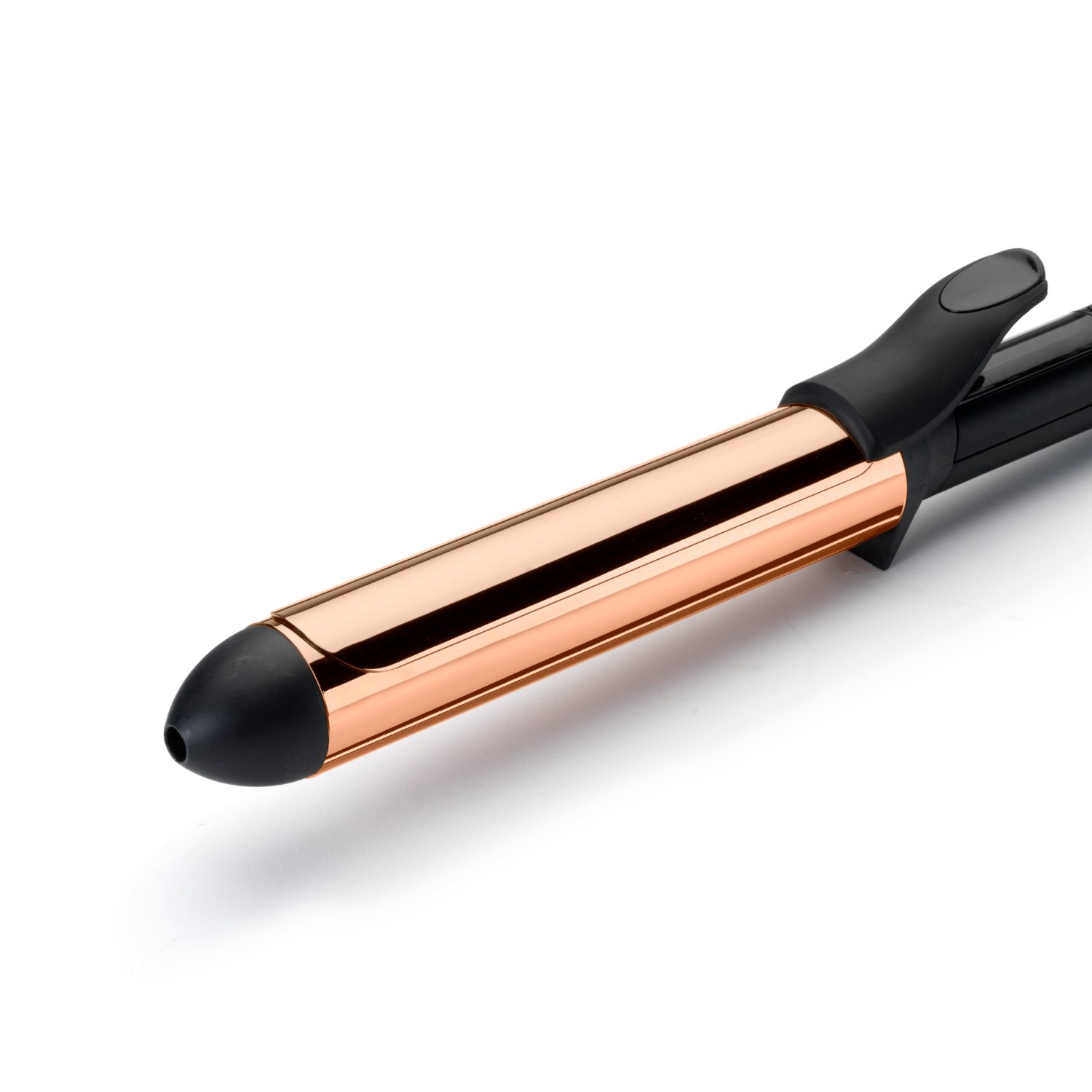 Lokówka z różowo-złotą lufą i czarnym uchwytem. Lokówka na białym tle.