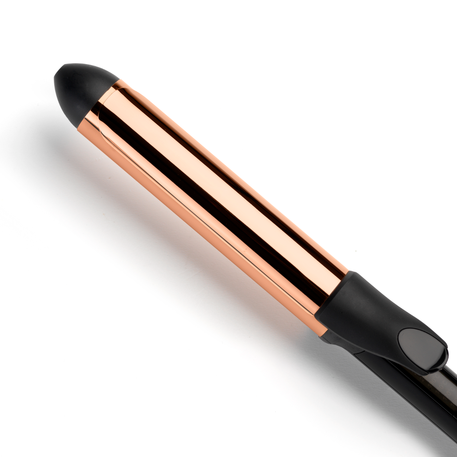 Lokówka z różowo-złotą lufą i czarnym uchwytem. Lufa jest pod kątem.