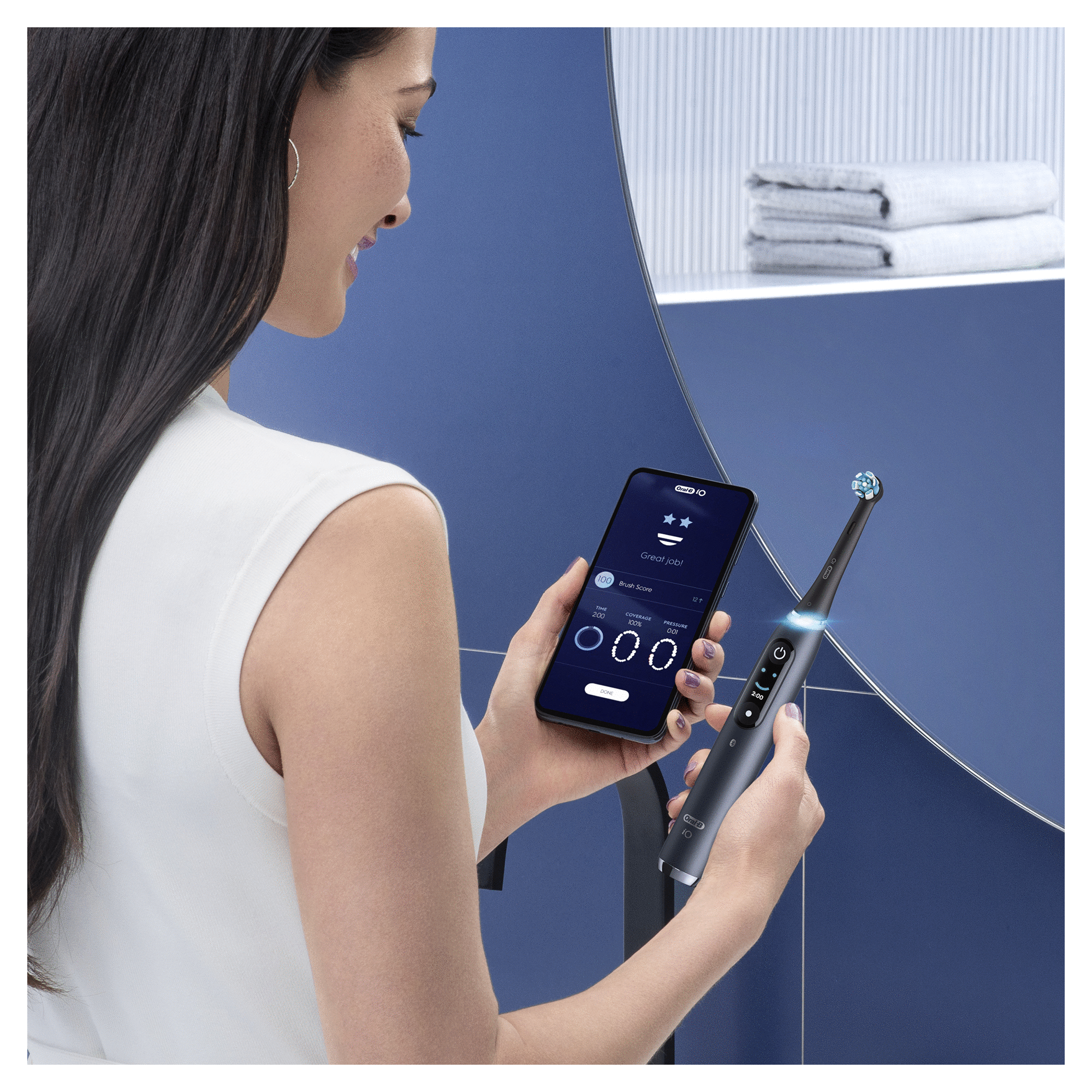 Kobieta trzymająca telefon i szczoteczkę do zębów. Telefon wyświetla dane szczotkowania. Niebieskie tło.