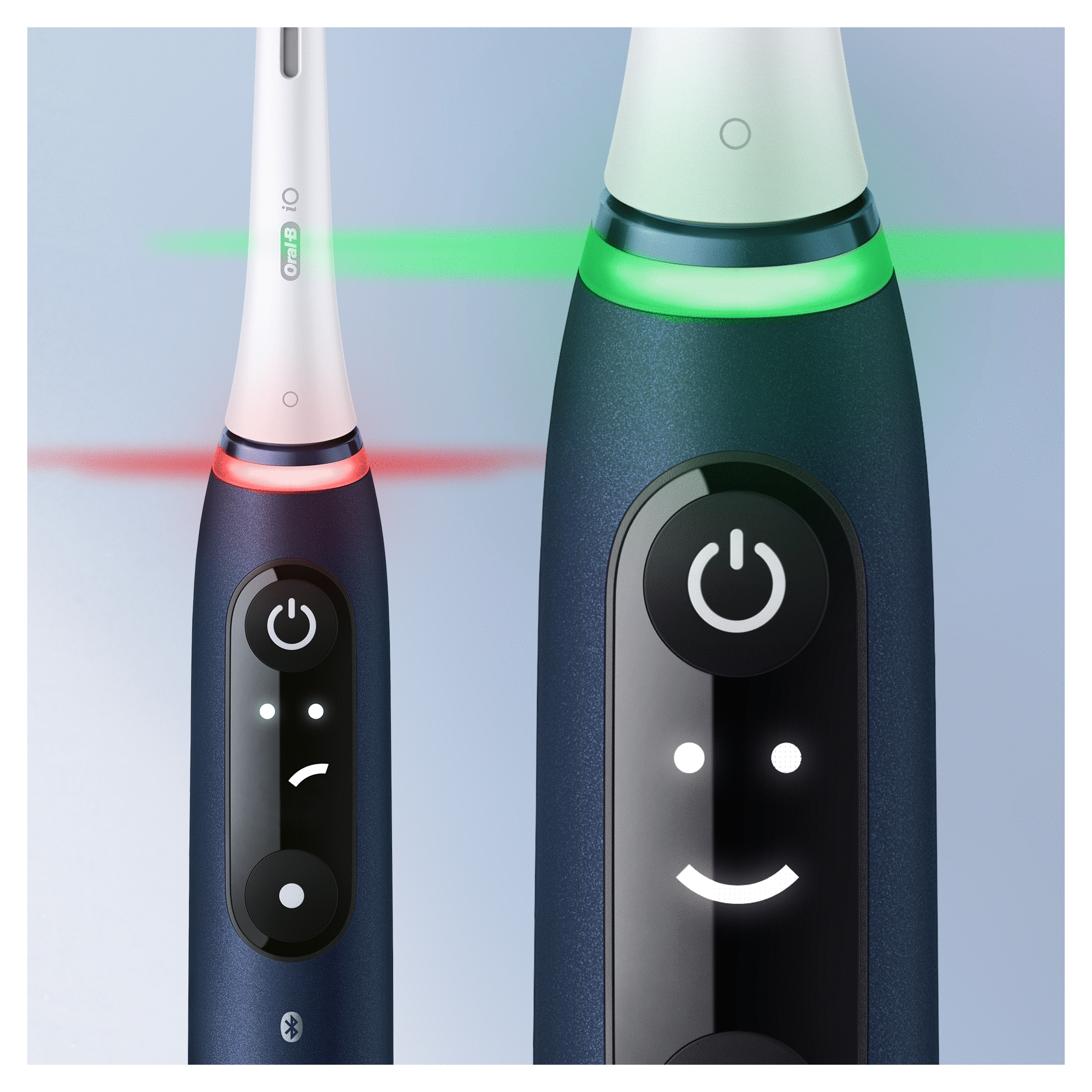 Primo piano di uno spazzolino elettrico Oral-B iO che mostra le luci indicatrici di alimentazione e modalità.