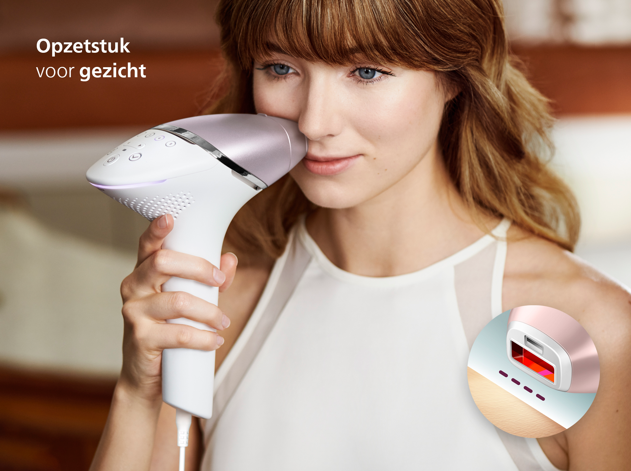 Una mujer usando un dispositivo de depilación facial. El dispositivo es blanco y rosa. Primer plano del dispositivo.