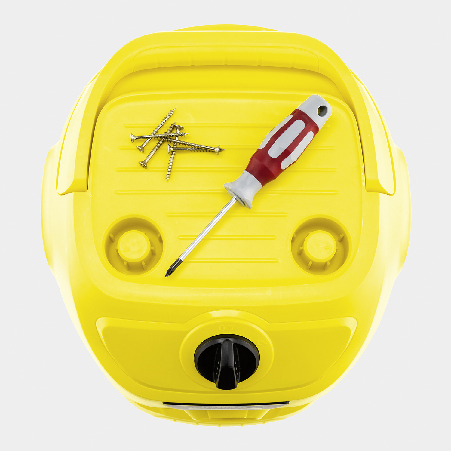 Żółty odkurzacz ze śrubokrętem i śrubami ułożonymi na wierzchu, na białym tle.