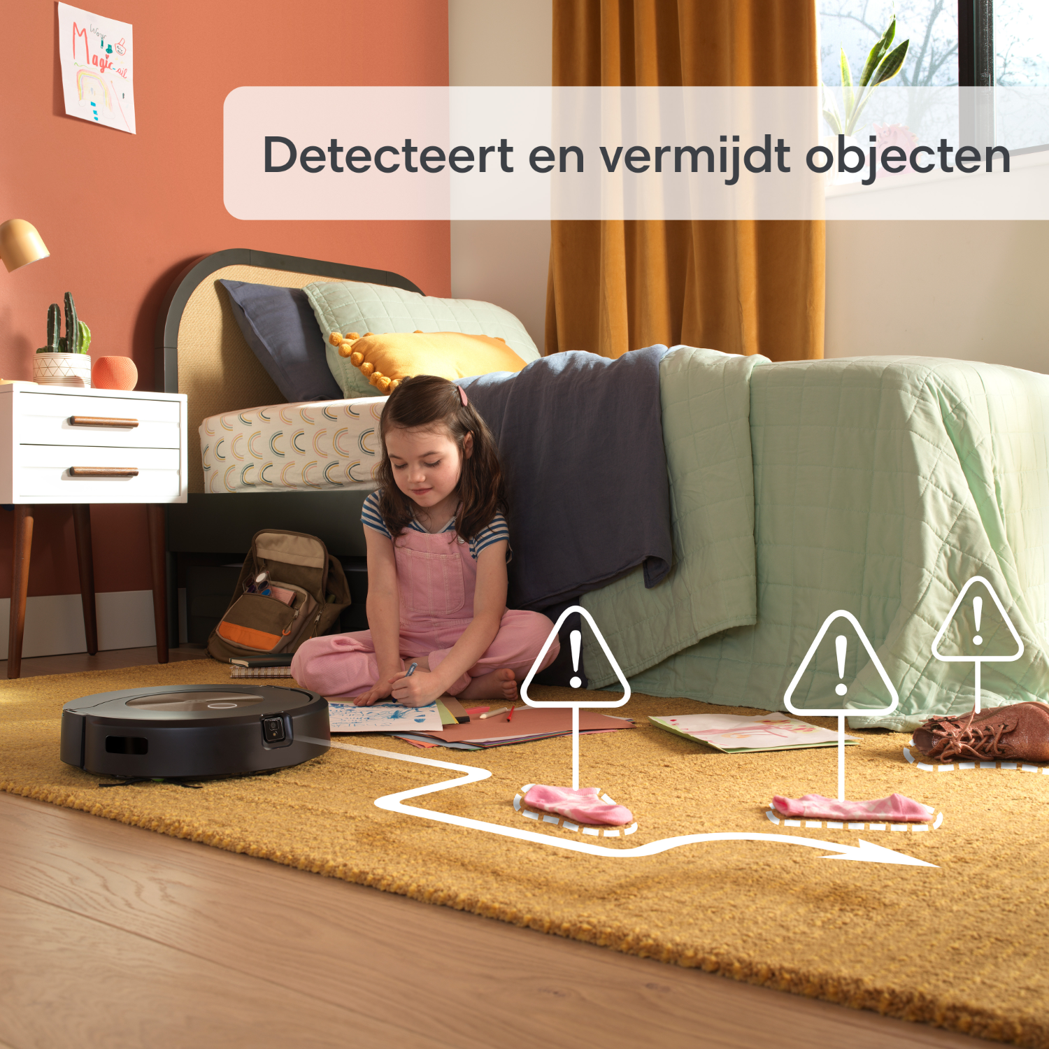 Una niña dibuja en el suelo mientras una aspiradora robot detecta objetos.