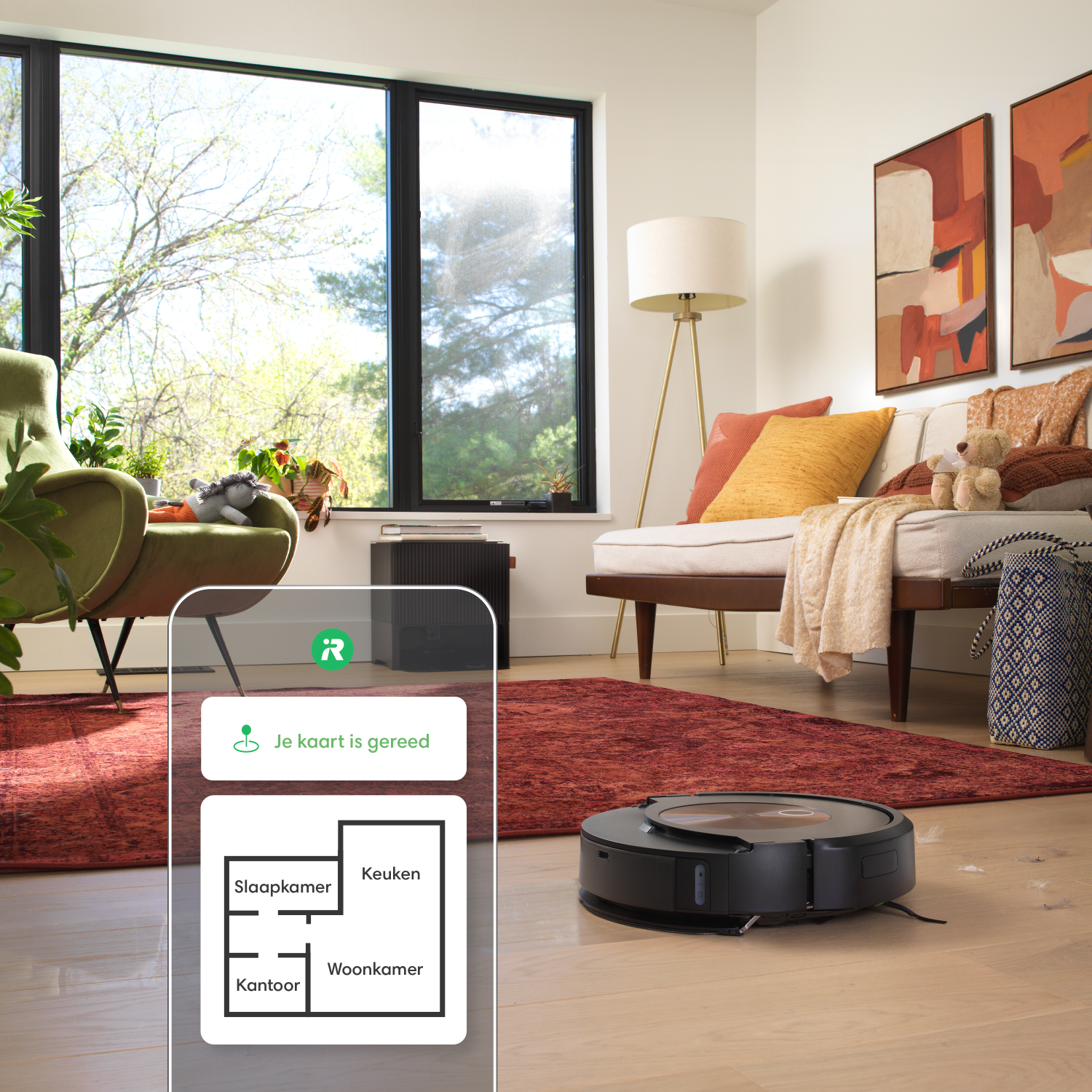 Una aspiradora robot limpiando una habitación. Un teléfono muestra un mapa de la casa. La habitación tiene una alfombra, un sofá y una ventana.
