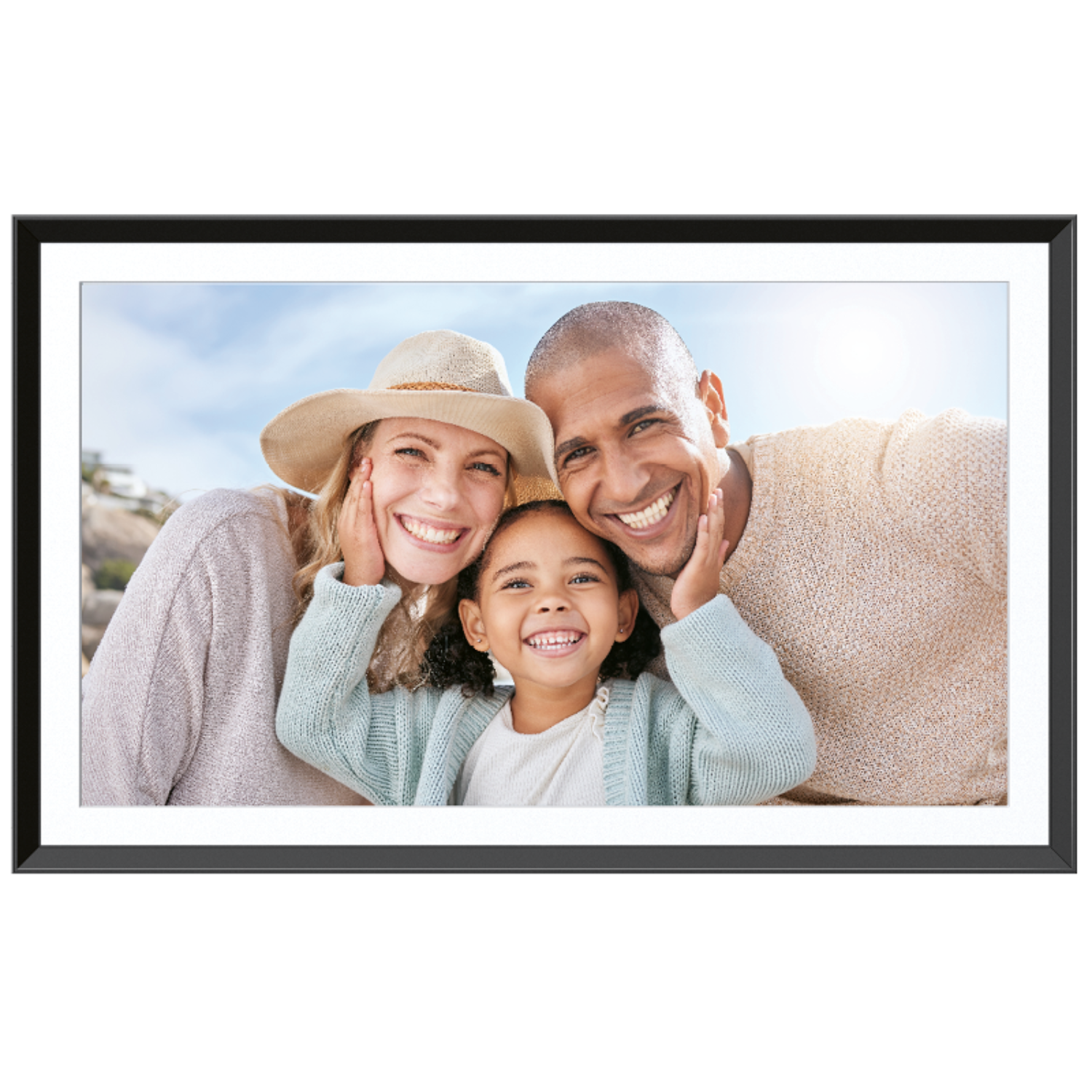 Portret rodzinny: Mama, tata i córka uśmiechają się, dotykają twarzy, na tle słonecznego nieba.