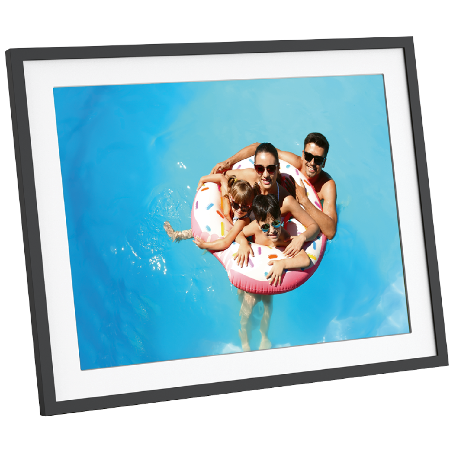 Rodzina w basenie na pływaku w kształcie pączka. Niebieska woda. Czarna ramka. Białe tło.