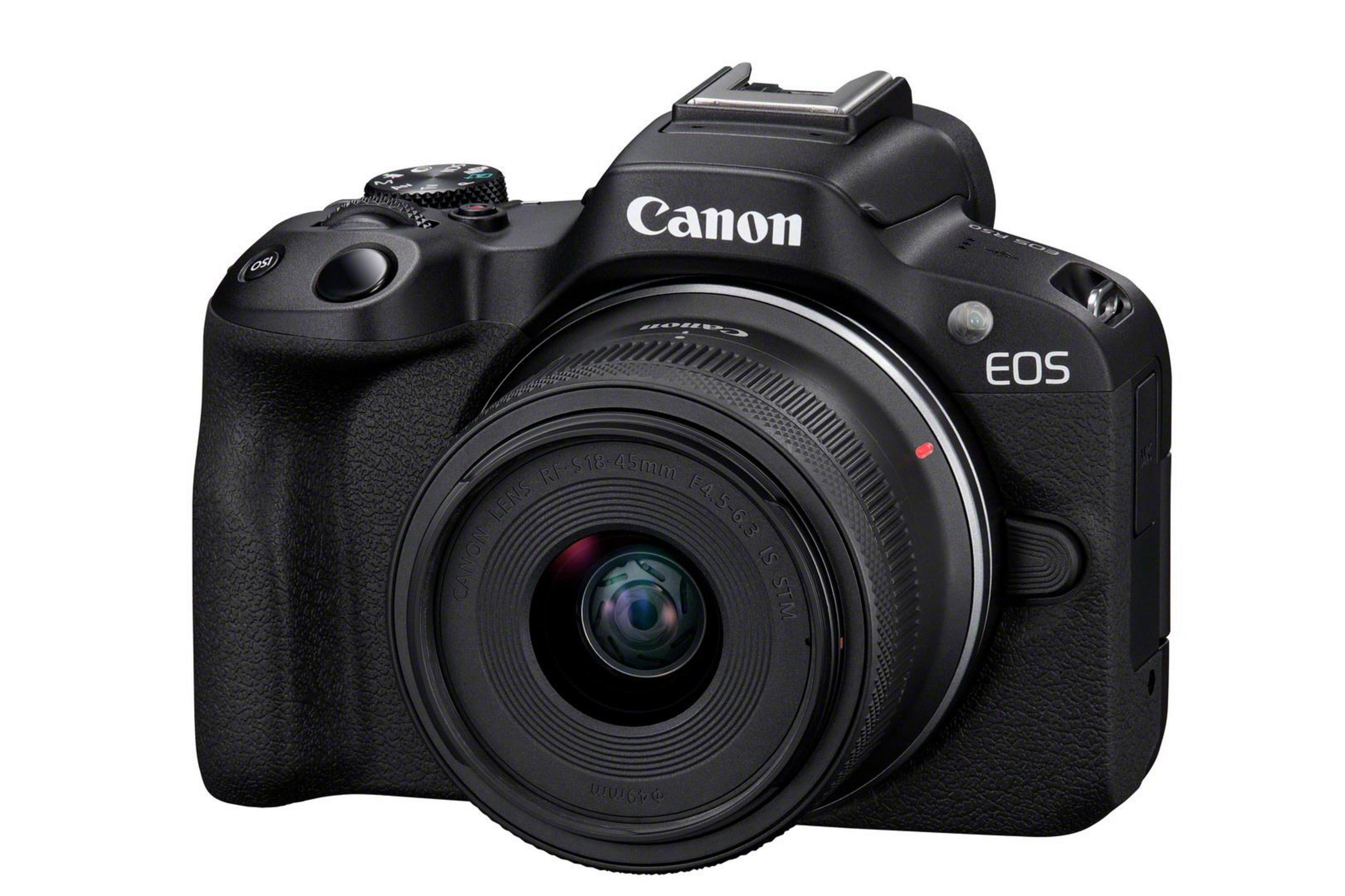 Una fotocamera Canon EOS nera con un obiettivo collegato. È su sfondo bianco.