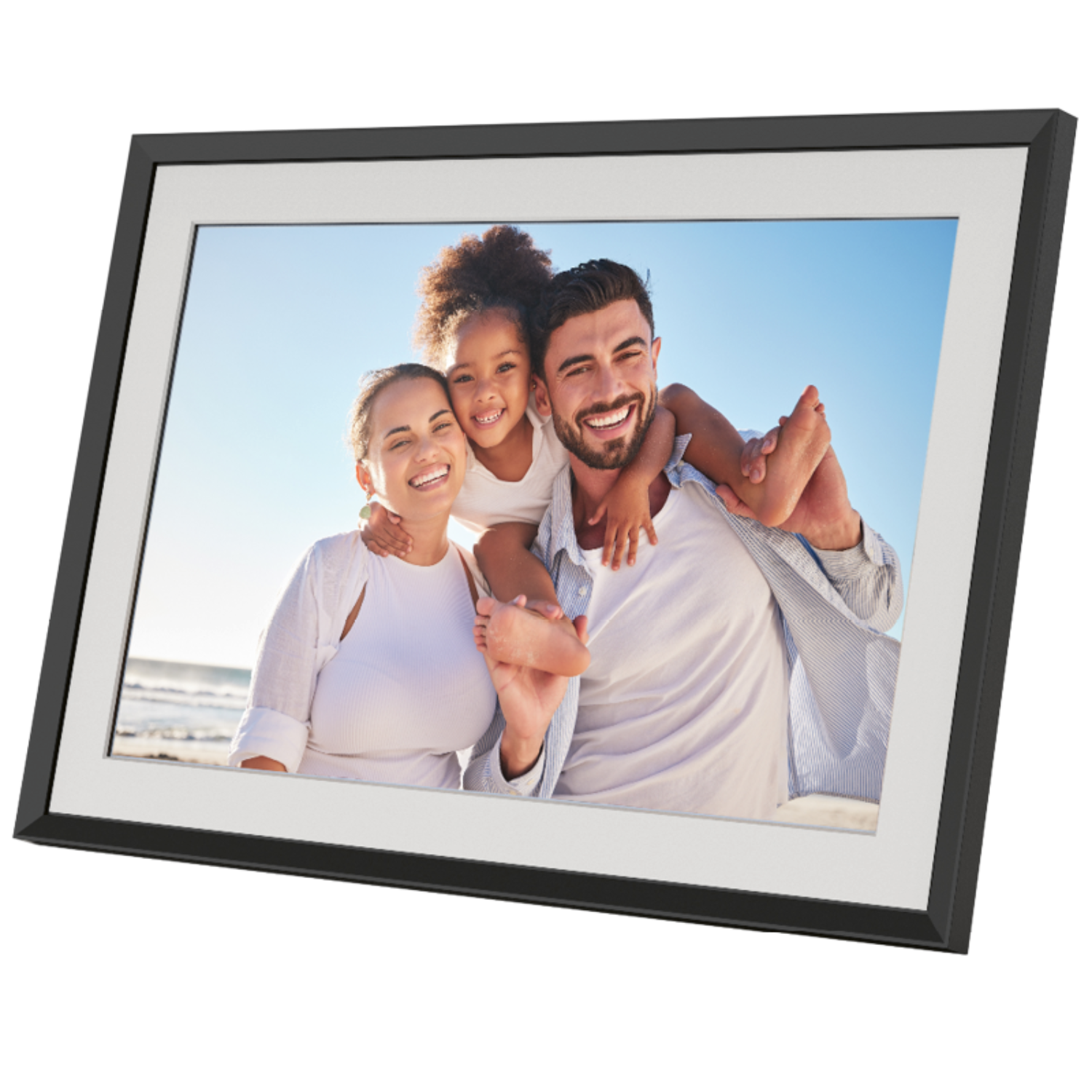 Portret rodzinny w ramce. Mężczyzna trzymający dziecko na ramionach, kobieta uśmiechnięta.