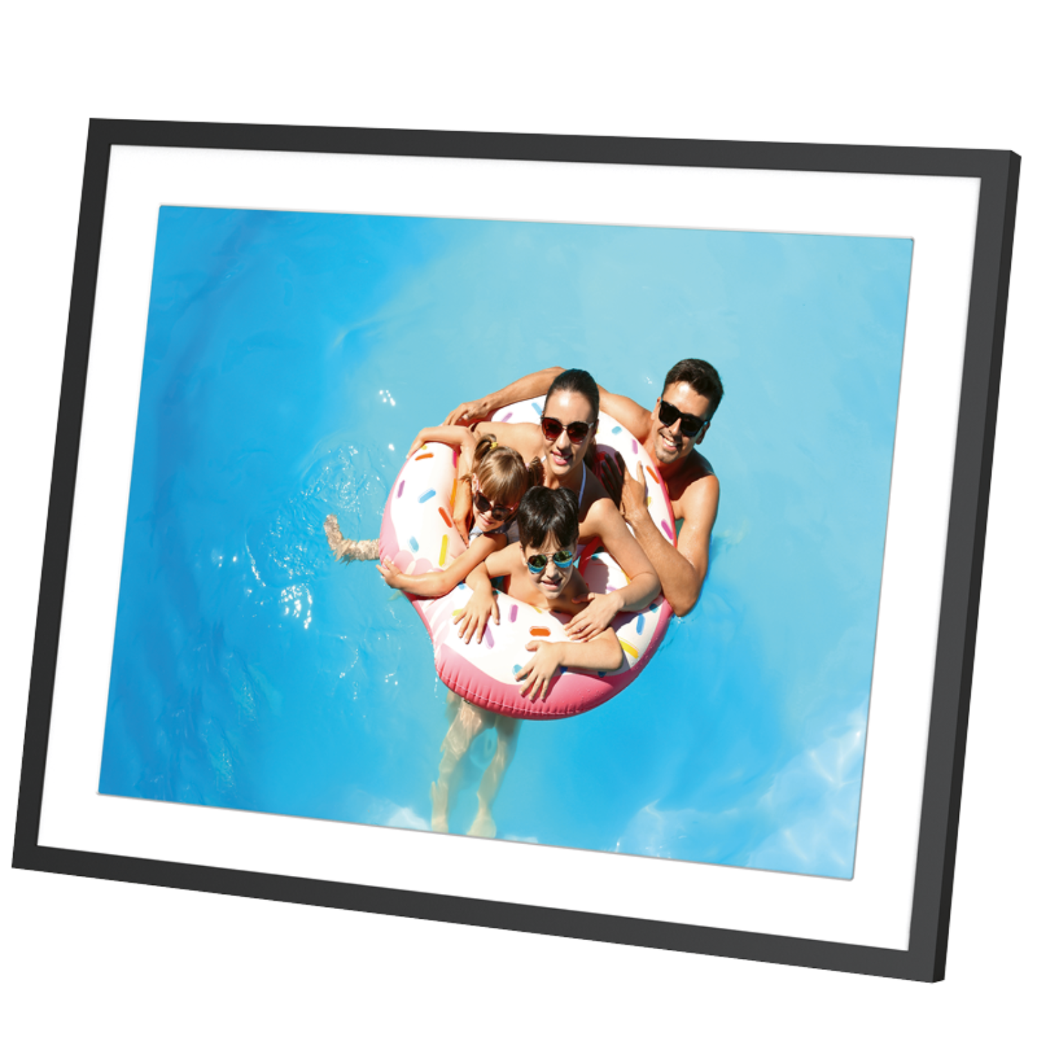 Rodzina w basenie na dmuchanym kole w kształcie pączka. Ramka wokół obrazu. Niebieskie tło wody.