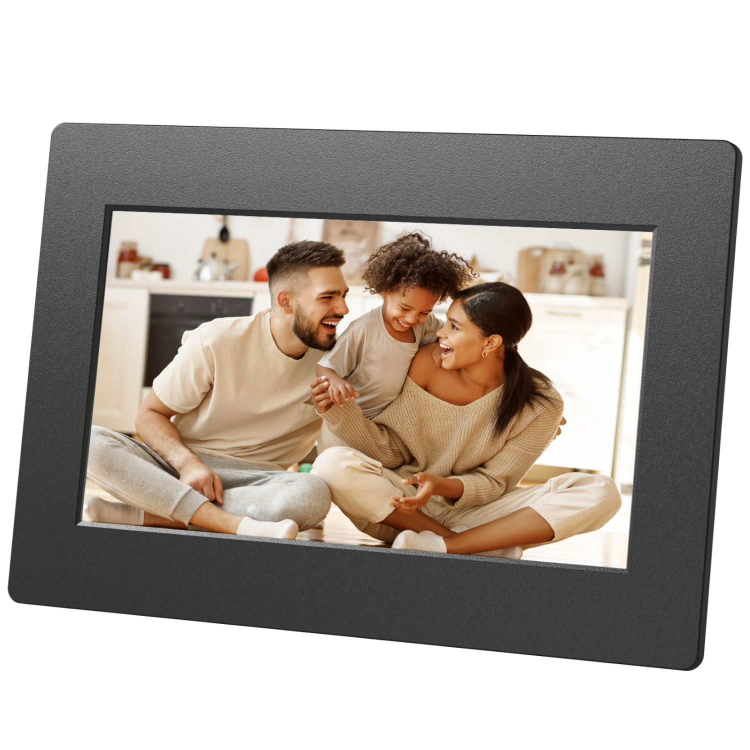 Czarna cyfrowa ramka na zdjęcia pokazuje śmiejącą się trzyosobową rodzinę. Tło to kuchnia i drewniana podłoga.