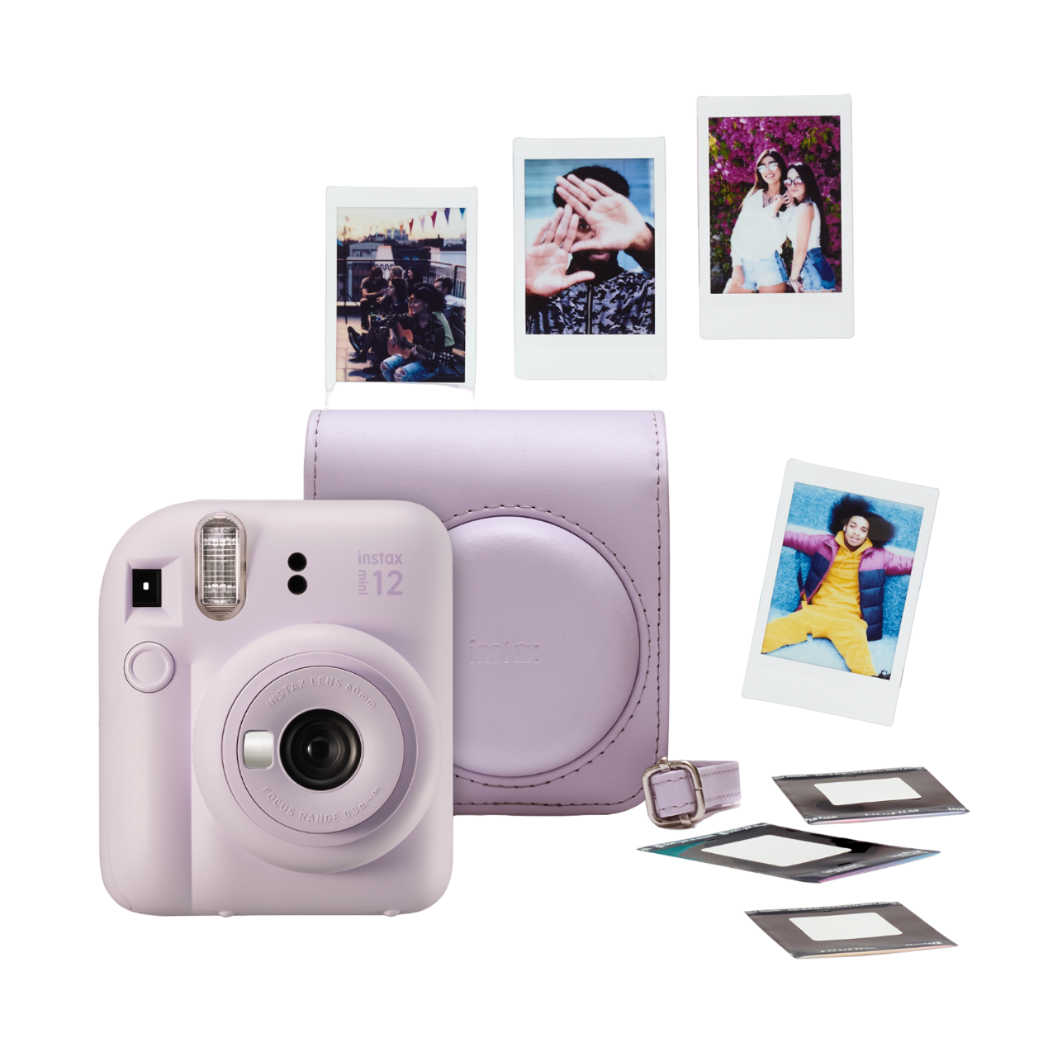 Paarse Instax camera met hoes, foto's en accessoires op zwarte achtergrond.