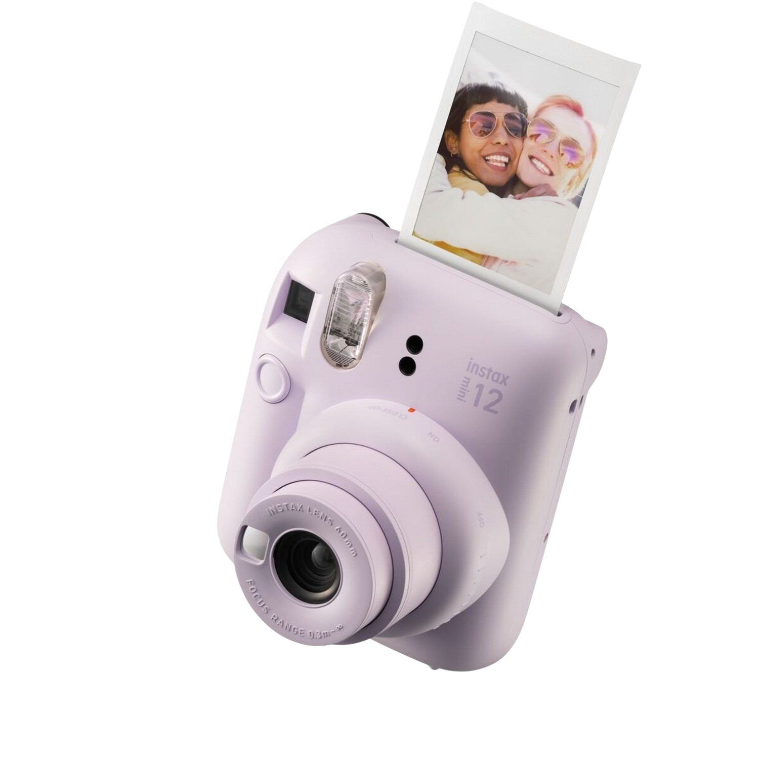 Een lila Instax Mini 12 camera met een foto die wordt uitgeworpen, tegen een zwarte achtergrond.