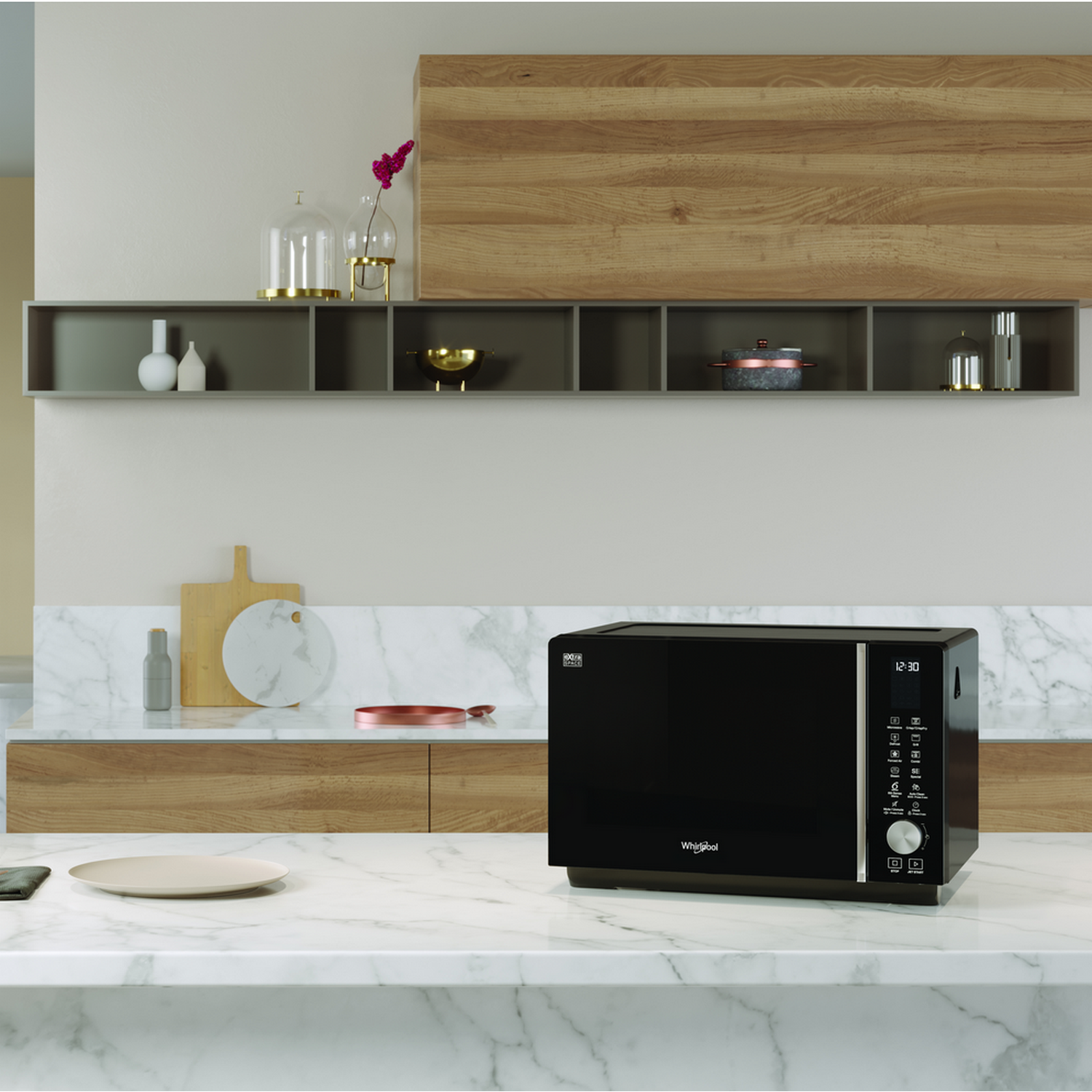 Keuken met zwarte magnetron, marmeren aanrecht en houten planken.