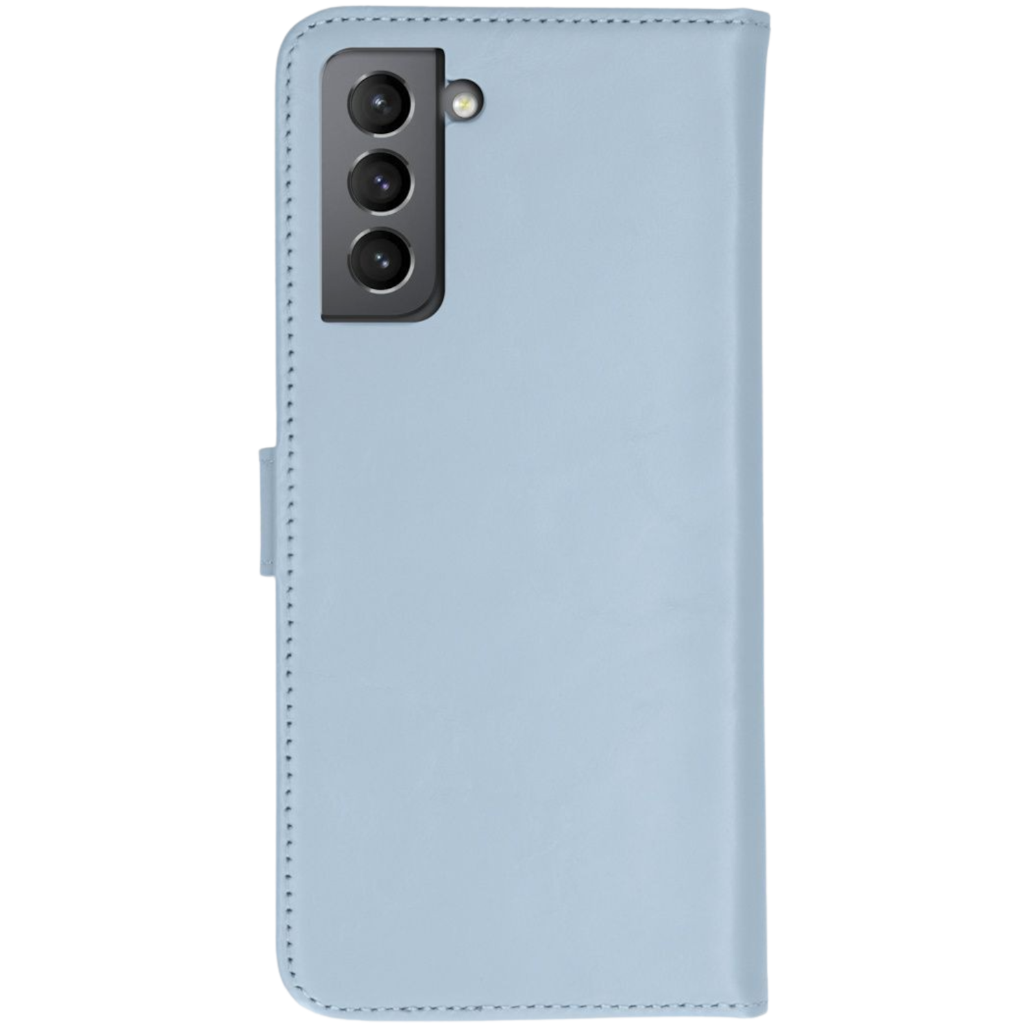 Lichtblauwe telefoonhoes. De telefoon heeft drie camera's. De achterkant is leerachtig.