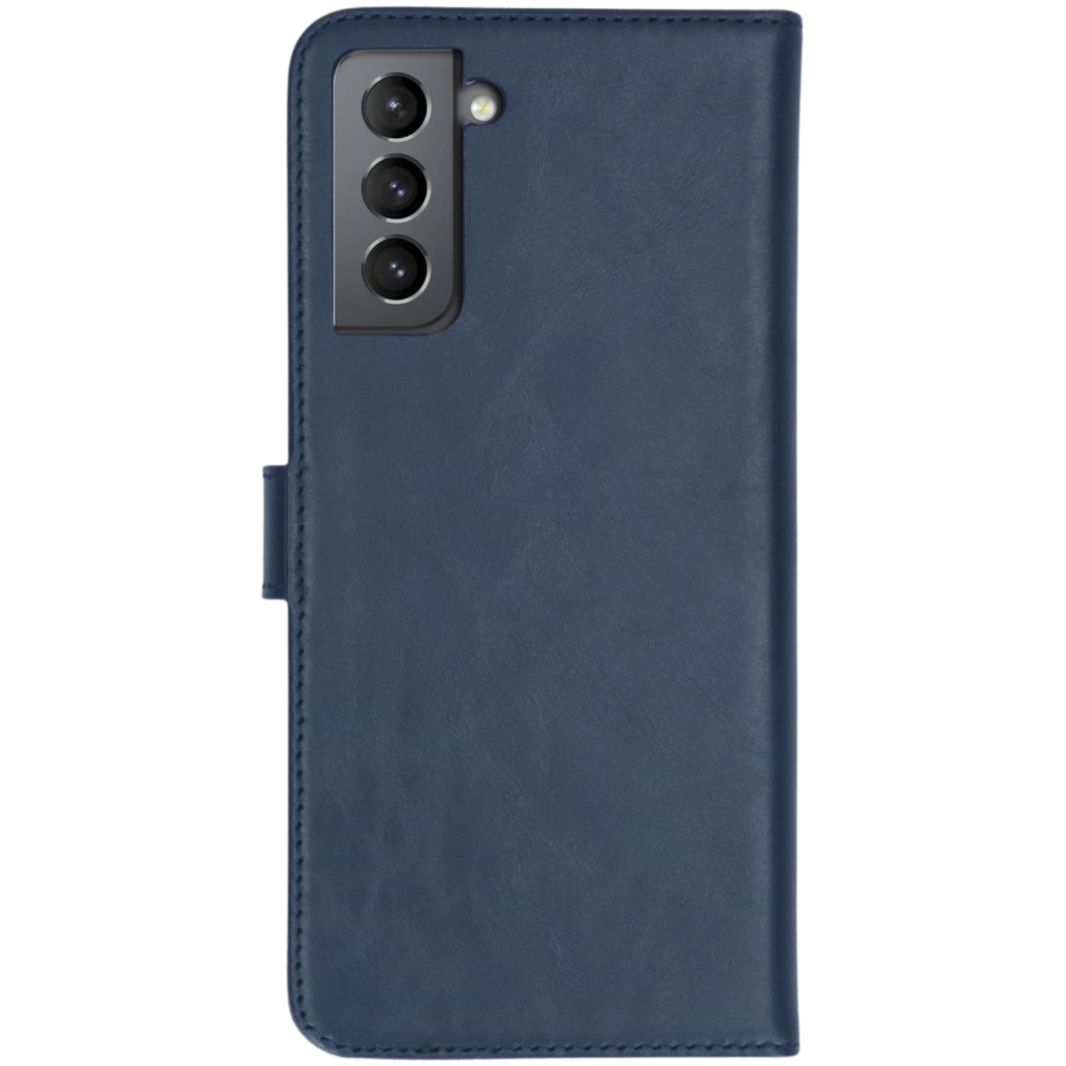 Blauwe lederen telefoonhoes met een telefoon erin. Zwarte achtergrond. De hoes heeft een camera-uitsparing.