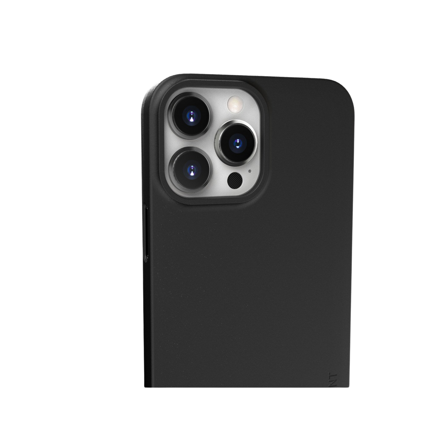 Gros plan sur coque noire avec triple caméra, fond noir.