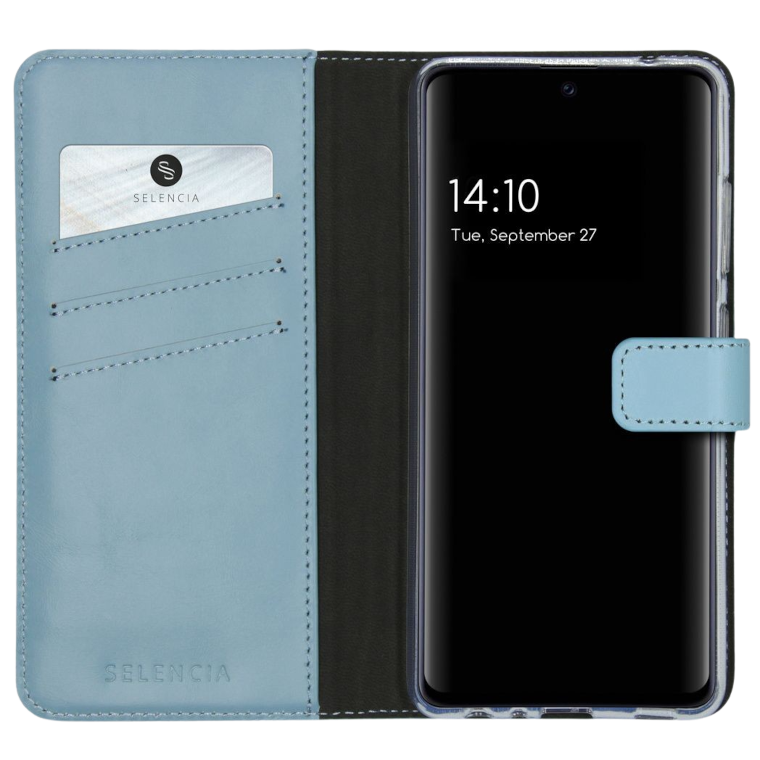 Een telefoon in een doorzichtige hoes, open blauwe leren hoes met creditcard en klok.