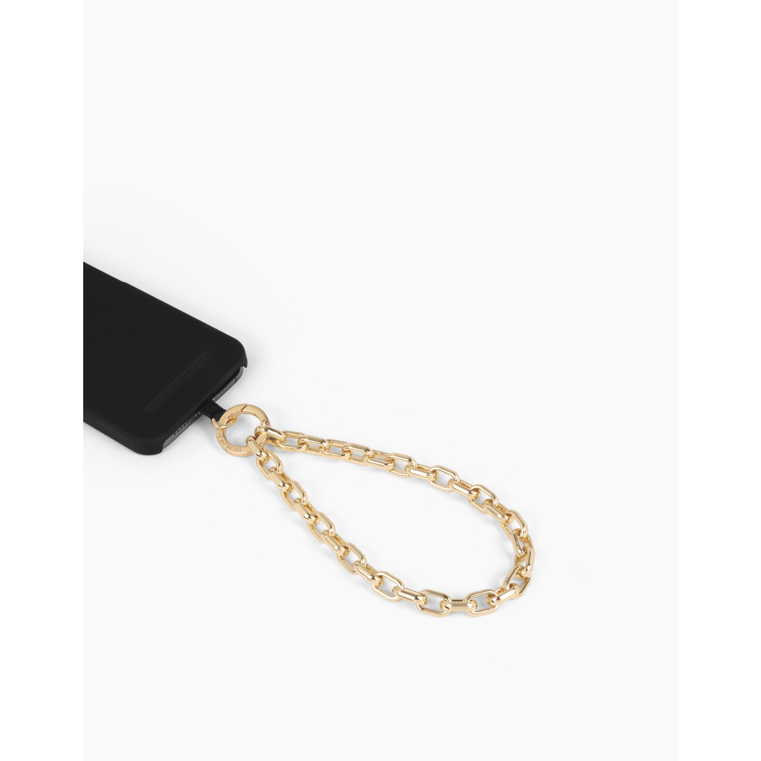 Schwarze Handyhülle mit goldener Kette. Die Kette ist eine Schlaufe zum Tragen.