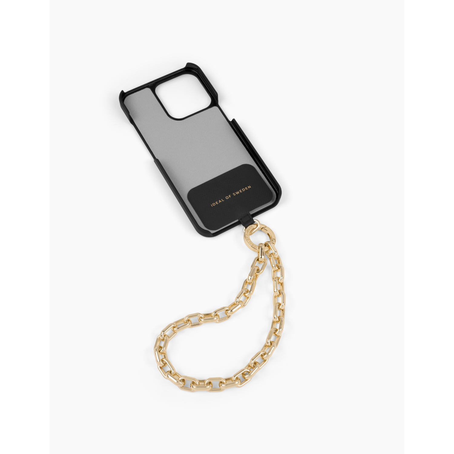 Handyhülle mit goldener Kette. Die Hülle ist schwarz mit einem schwarzen Ideal of Sweden-Etikett.
