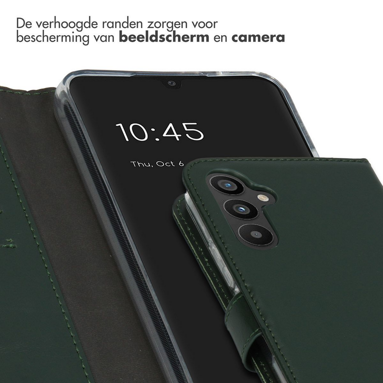 Telefoon in een groene portemonnee-hoes, toont de tijd en datum op het scherm.