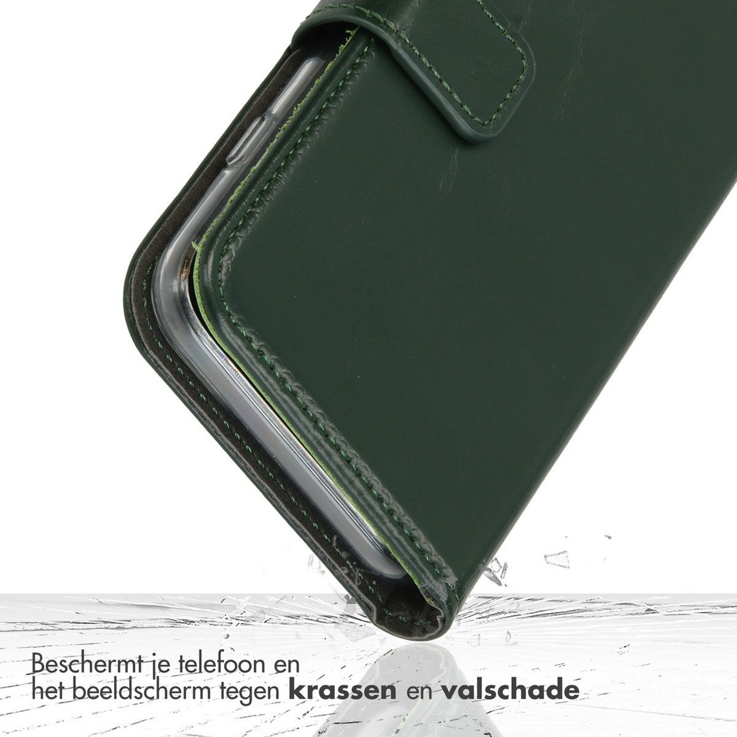 Groene telefoonhoes met een telefoon erin. De hoes is open. Er zijn waterdruppels.