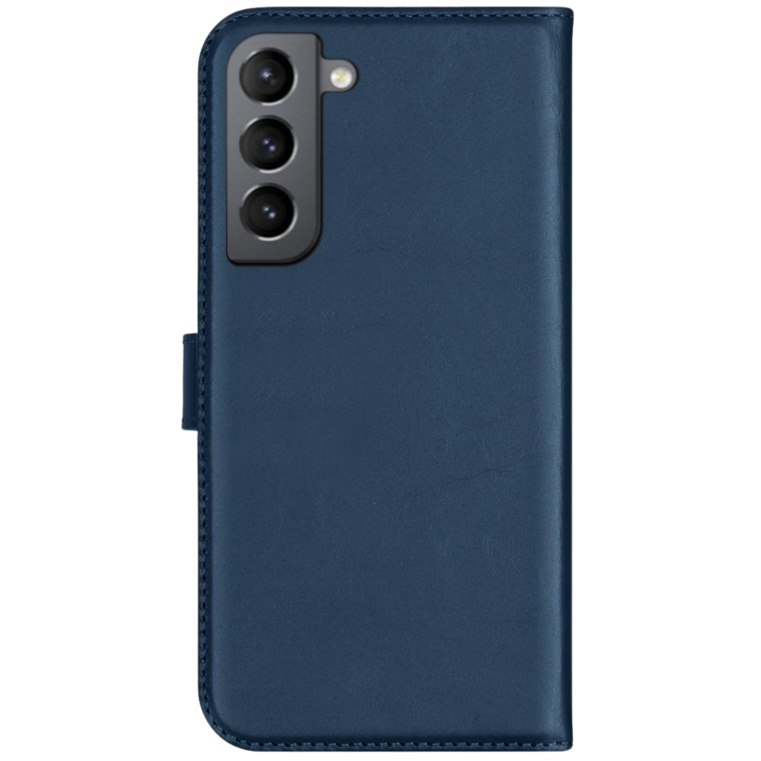 Blauwe telefoonhoes met een telefoon erin. De achterkant van de telefoon heeft drie cameralenzen.