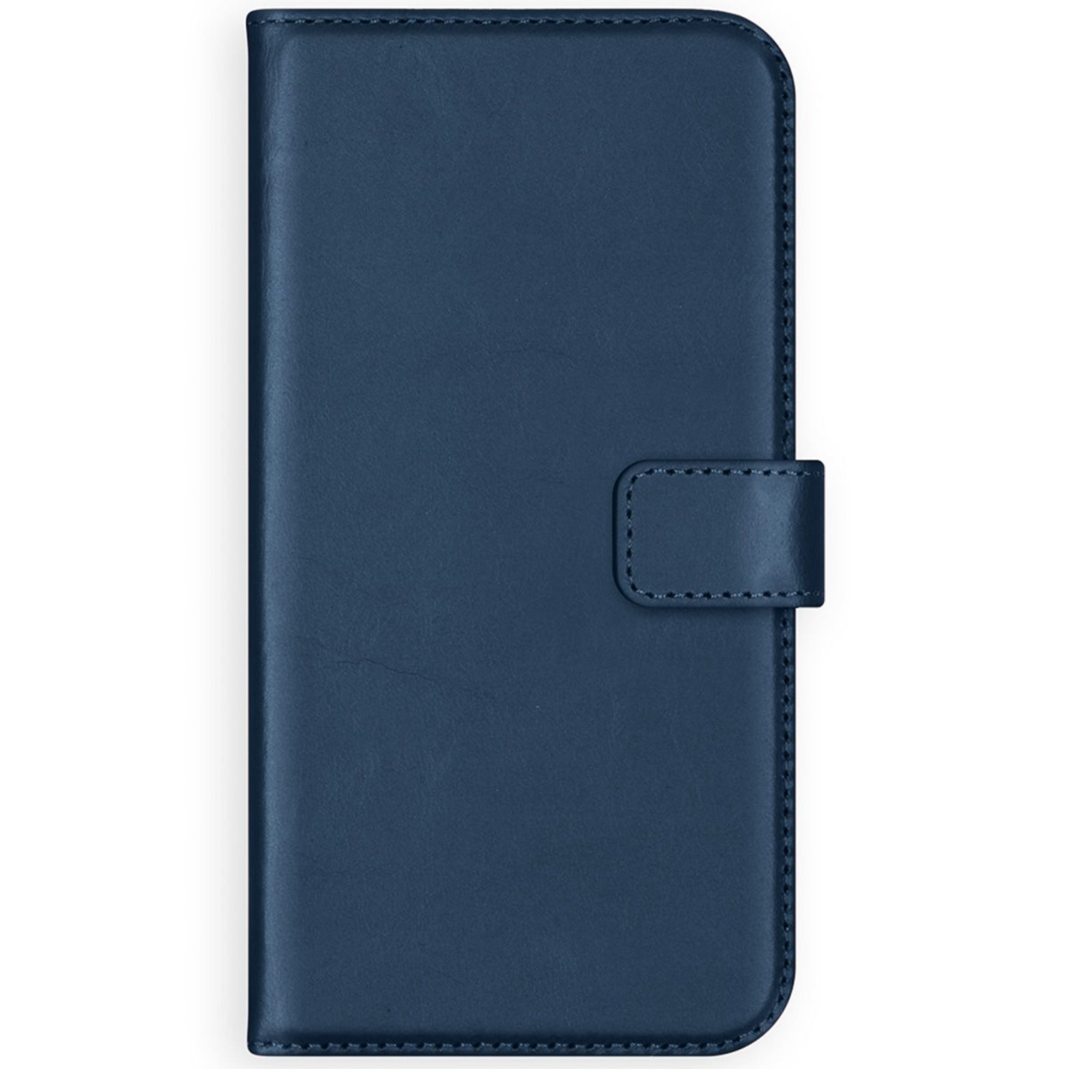 Een blauwe leren telefoonhoes, gesloten met een lipje.