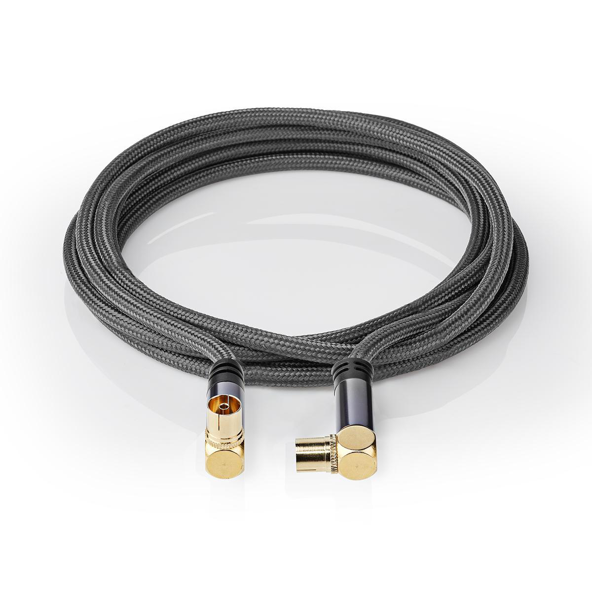 Ein graues Koaxialkabel mit Goldsteckern, auf einer weißen Oberfläche aufgerollt.