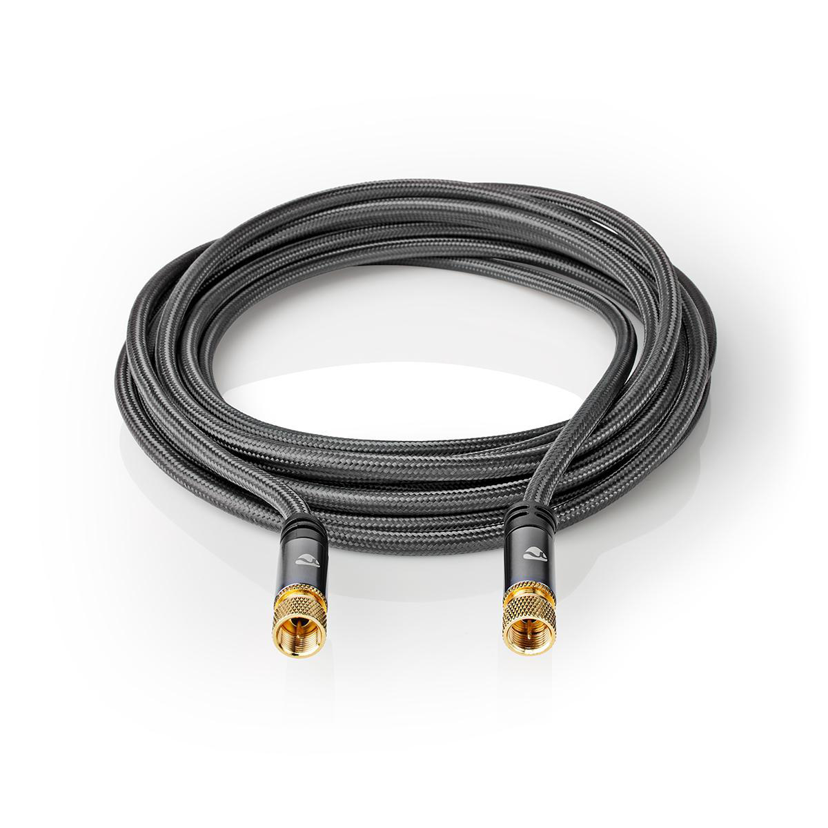 Gewendeltes graues Kabel mit Goldsteckern. Zwei Stecker an jedem Ende, weißer Hintergrund.