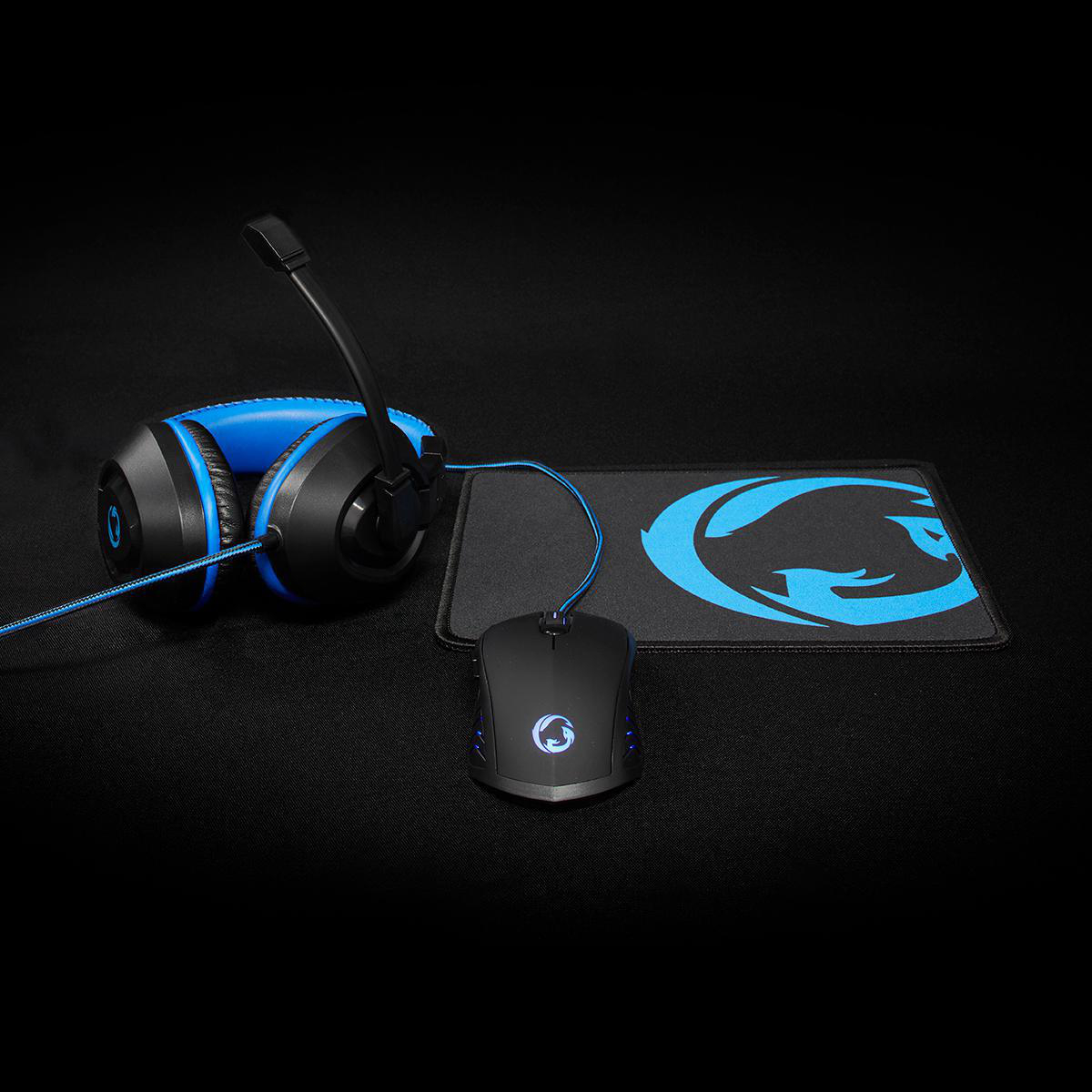 Configurazione gaming: cuffie, mouse e tappetino con colori blu e nero su superficie nera.