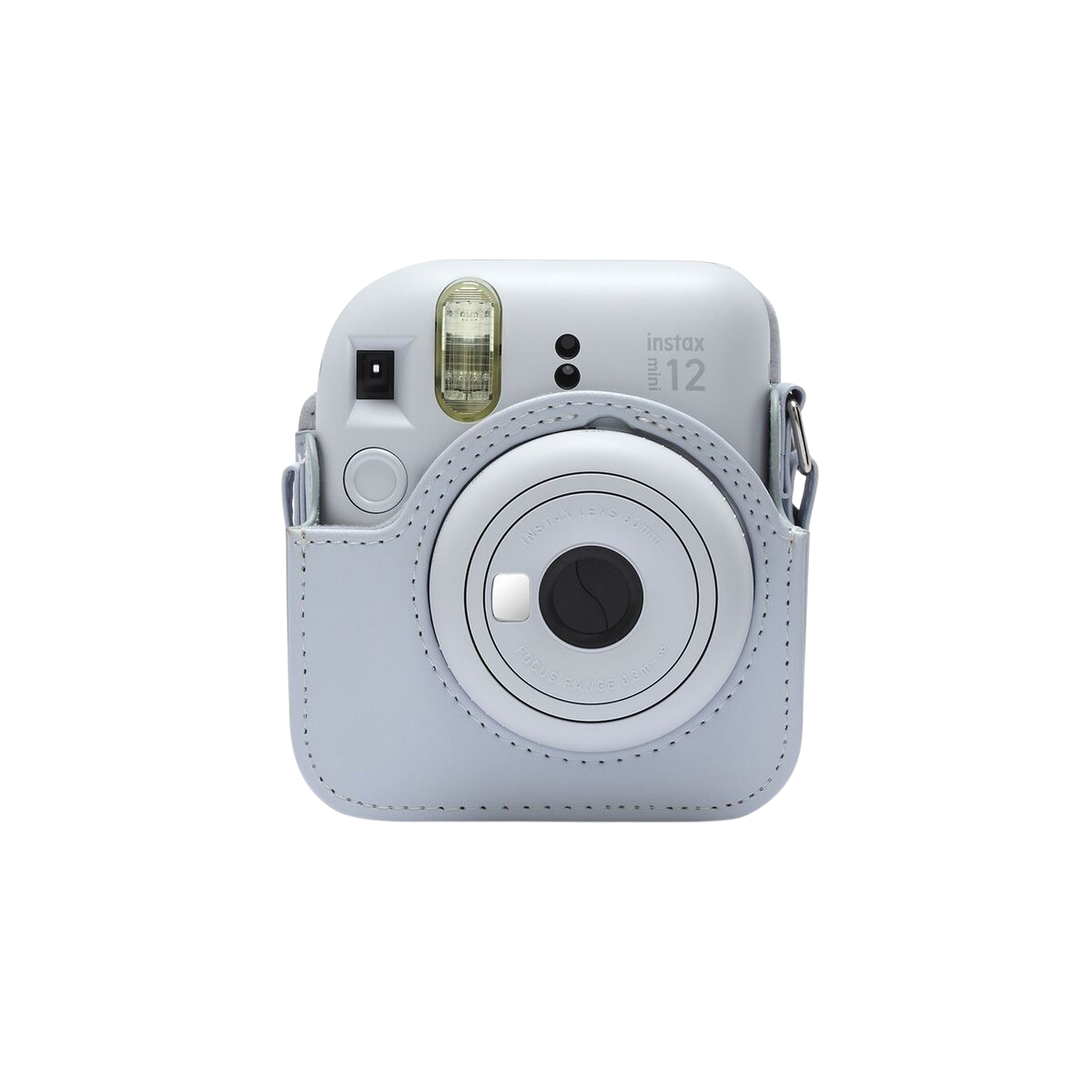 Hellblaue Instax-Kamera in passendem Case. Die Kamera steht auf schwarzem Untergrund.