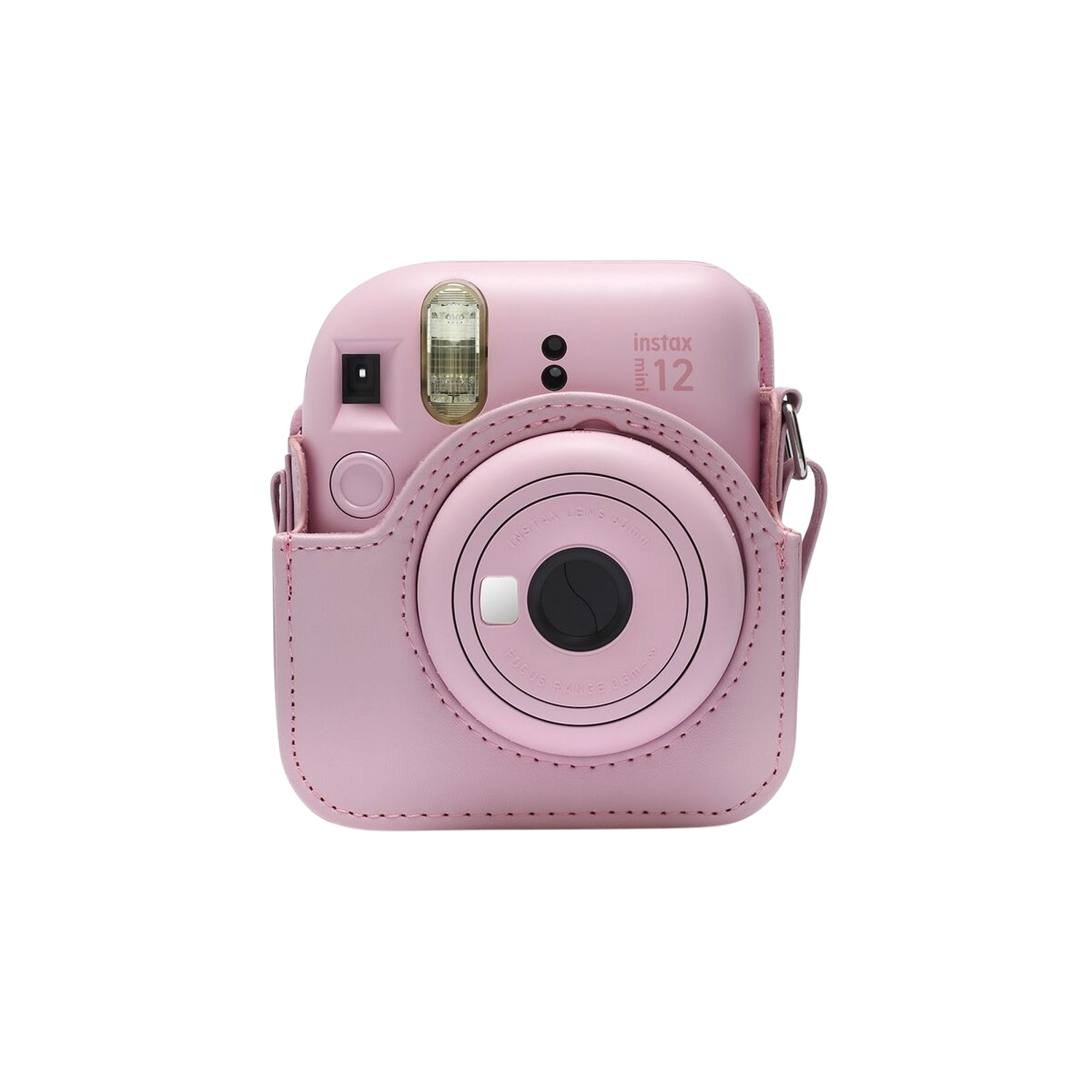Różowy aparat instax mini 12 w różowym etui, na czarnym tle. Aparat ma obiektyw.
