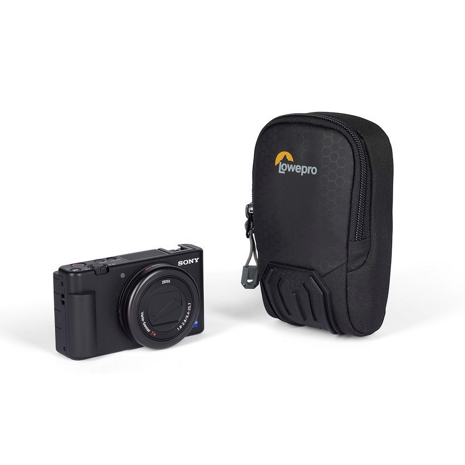 Schwarze Kamera und Lowepro-Hülle auf weißem Hintergrund. Kamera hat Zoomobjektiv und silberne Akzente.
