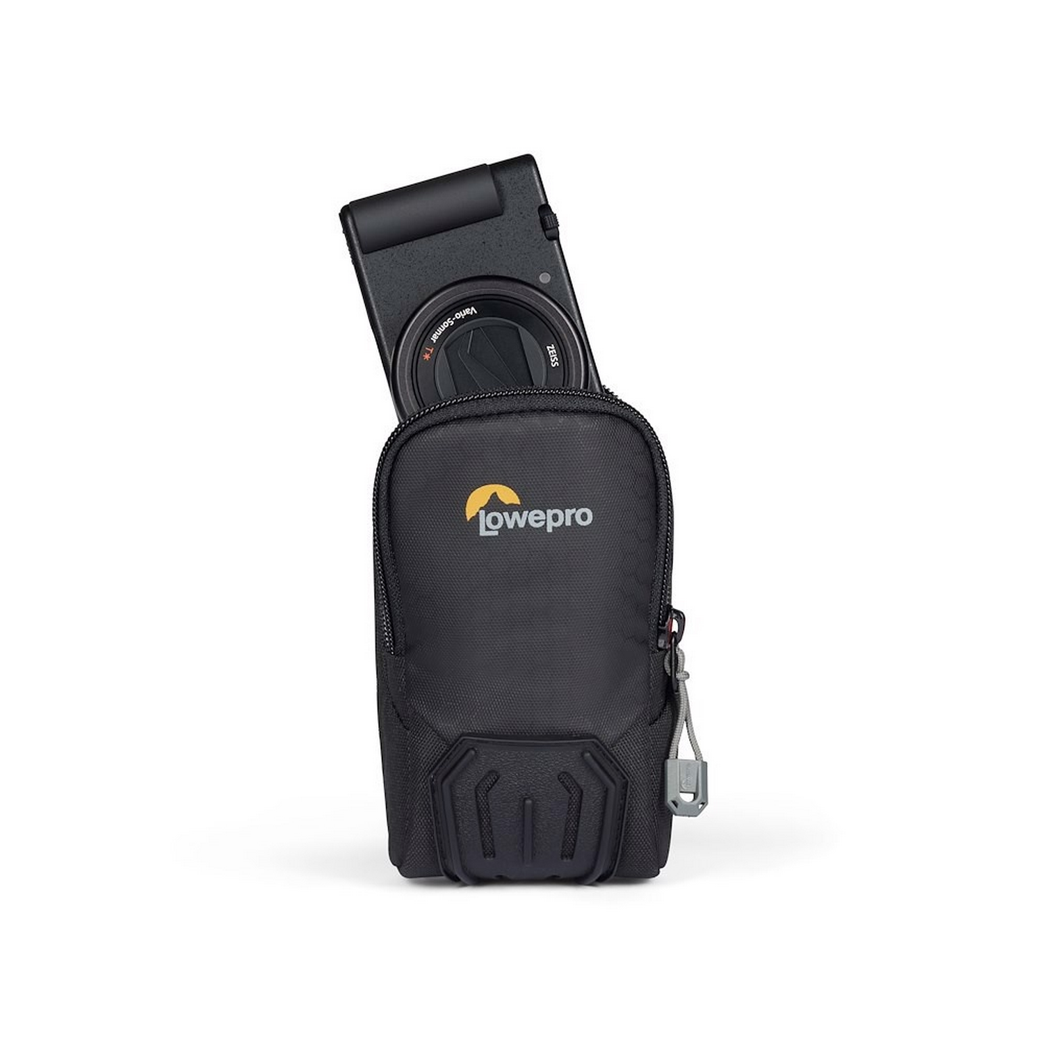 Schwarze Kamera in einer schwarzen Lowepro-Tasche. Das Objektiv ist sichtbar. Die Tasche hat Reißverschluss.