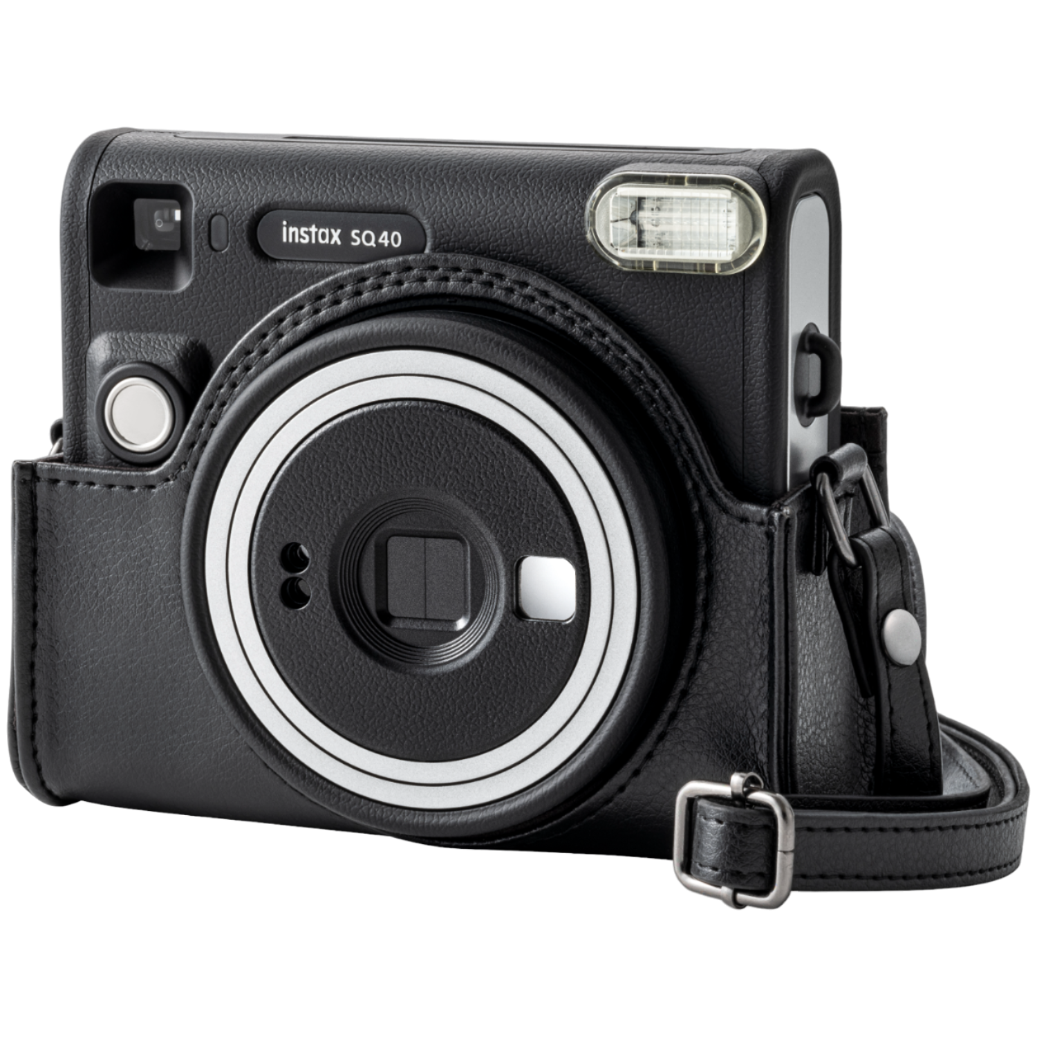 Zwarte instax SQ40 camera in een zwarte leren hoes met riem. Zwarte achtergrond.