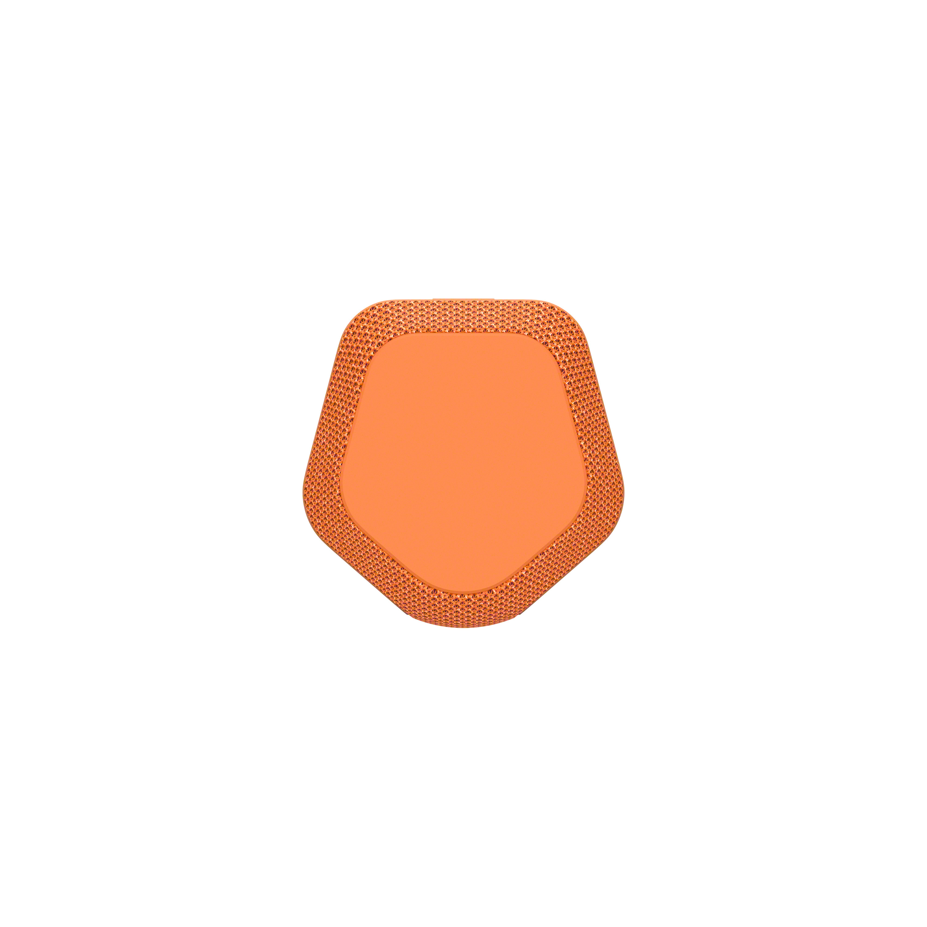 Un oggetto arancione a forma di pentagono con un bordo strutturato su sfondo bianco.