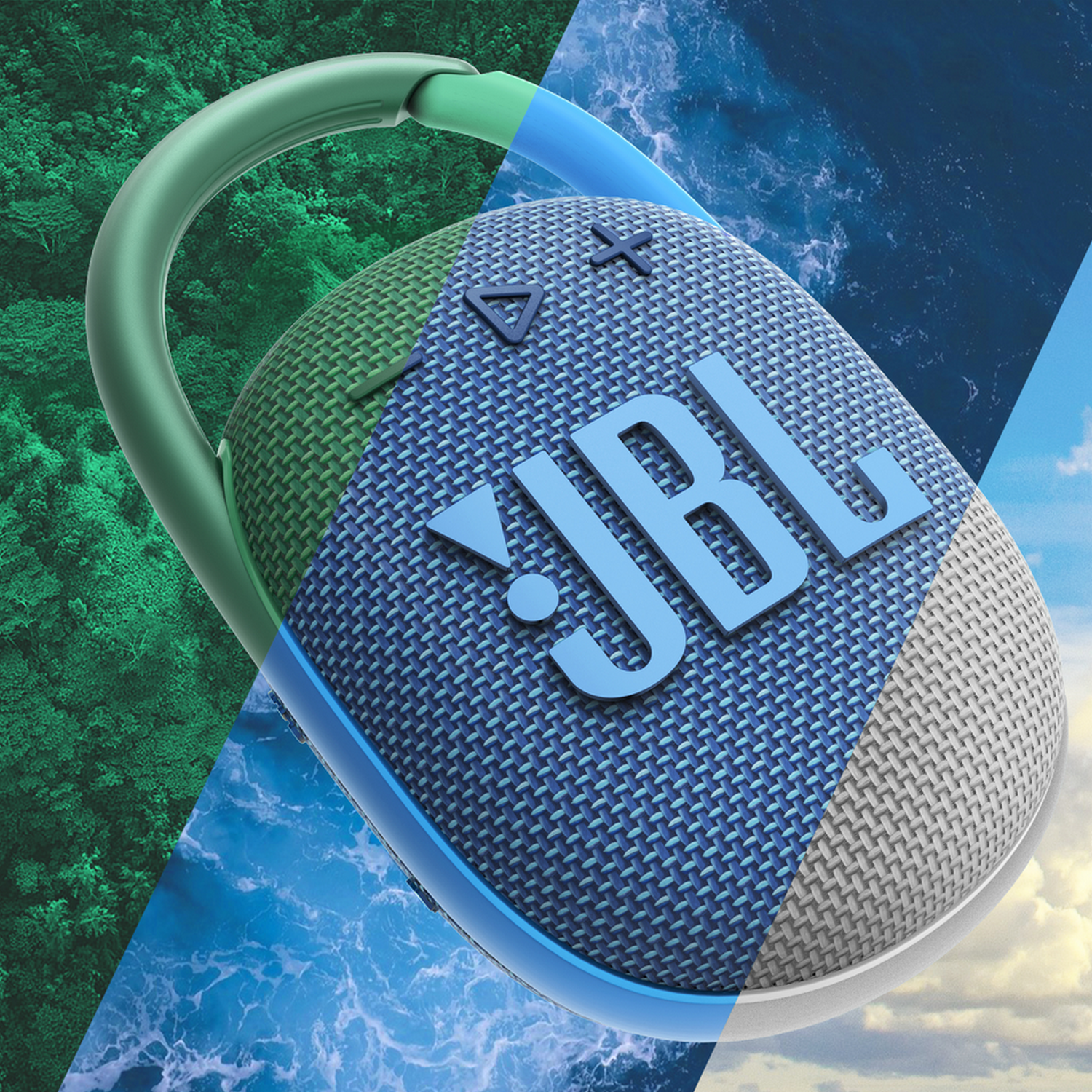 Haut-parleur JBL bleu et vert avec une poignée, sur fond d'eau et de ciel.